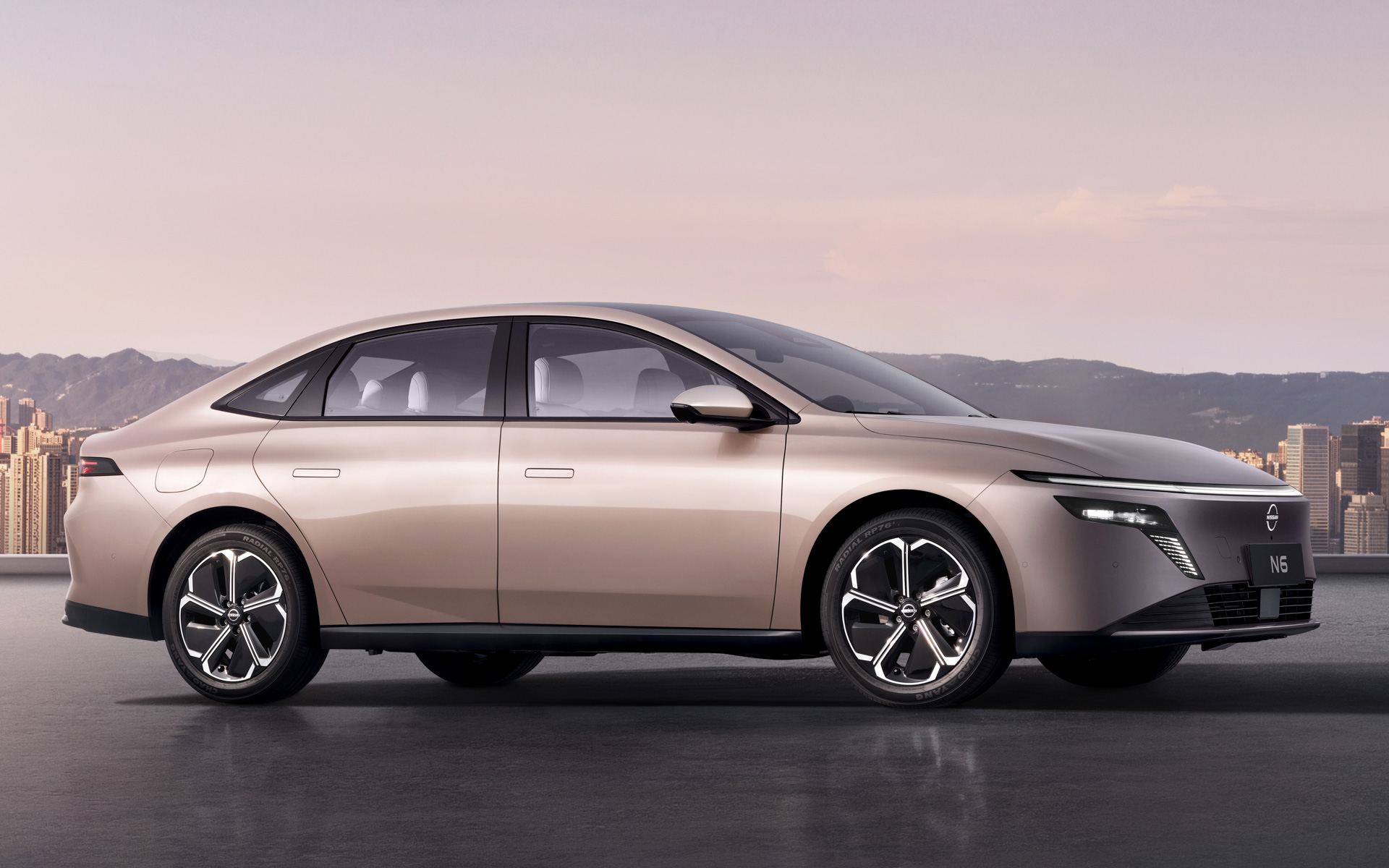 新開発したPHEVセダン「N6」