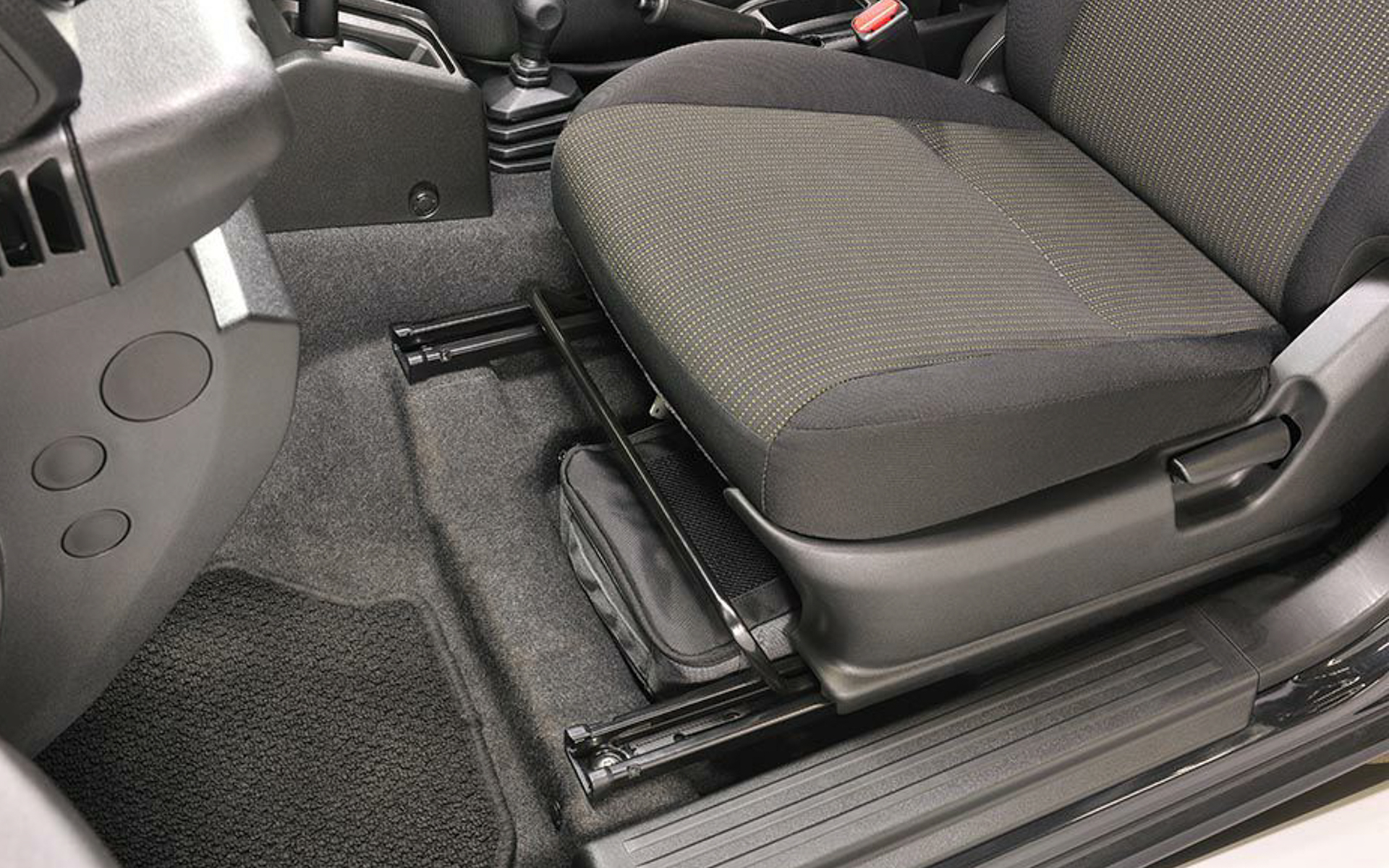 助手席下のスペースにぴったり収まるサイズで、前後に持ち手があるのでどちらからでも引き出しやすい設計