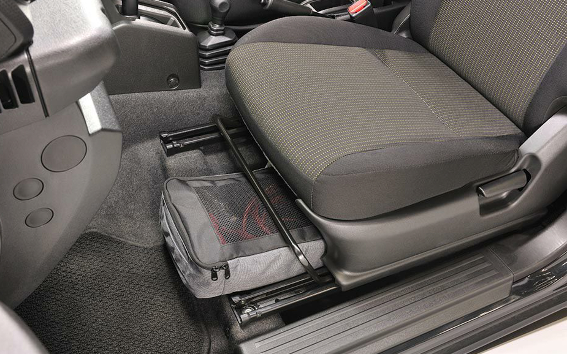 助手席下のスペースにぴったり収まるサイズで、前後に持ち手があるのでどちらからでも引き出しやすい設計