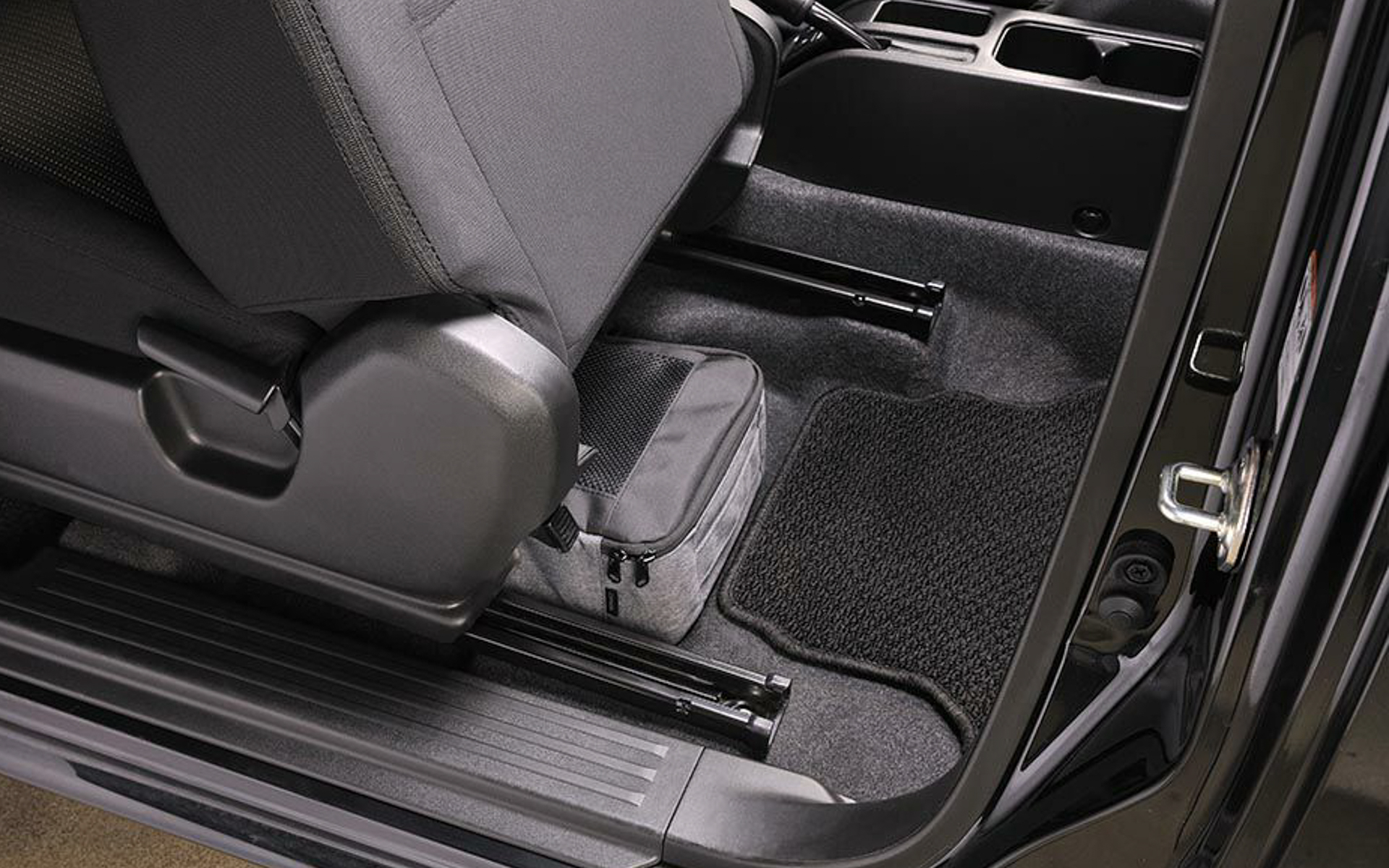 助手席下のスペースにぴったり収まるサイズで、前後に持ち手があるのでどちらからでも引き出しやすい設計