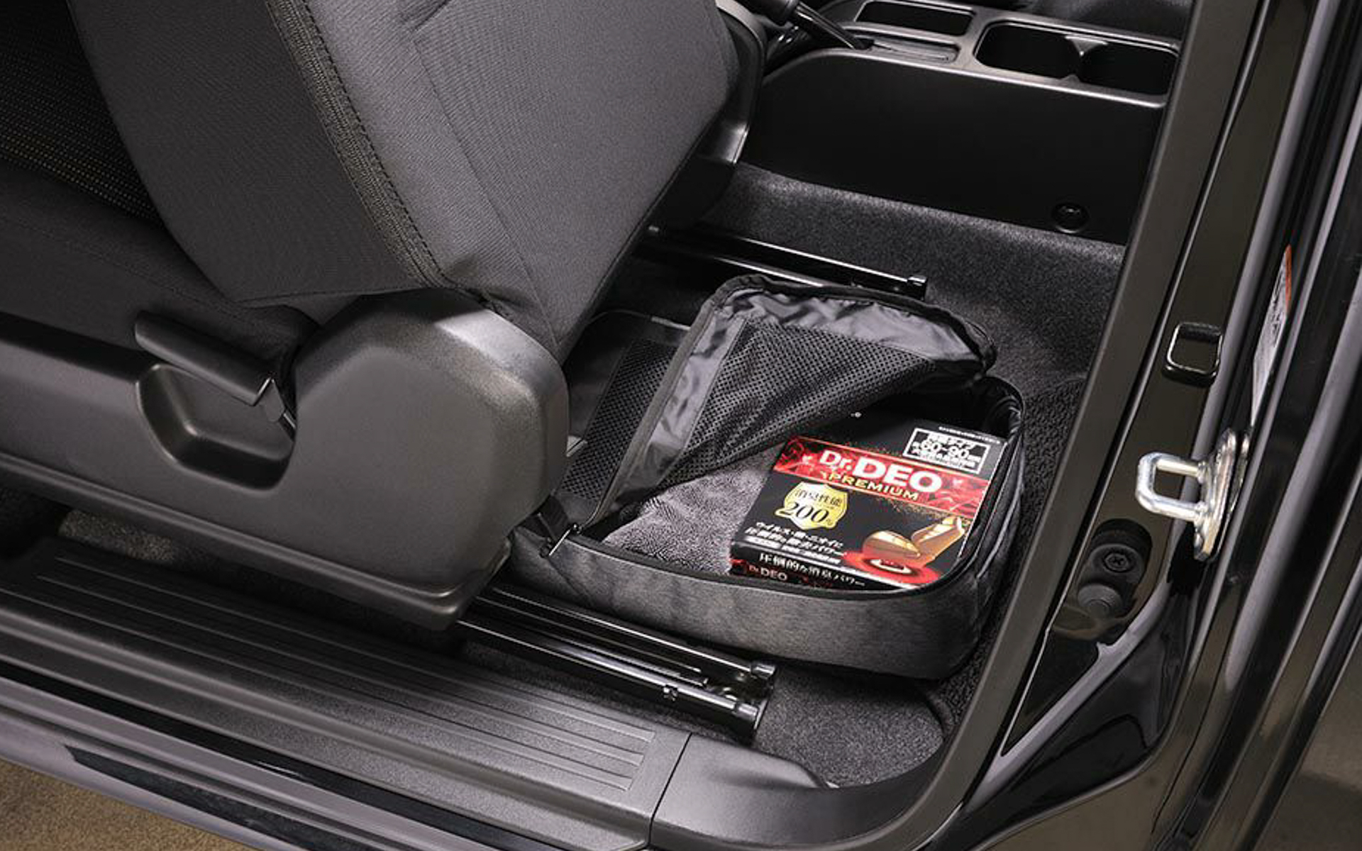 助手席下のスペースにぴったり収まるサイズで、前後に持ち手があるのでどちらからでも引き出しやすい設計