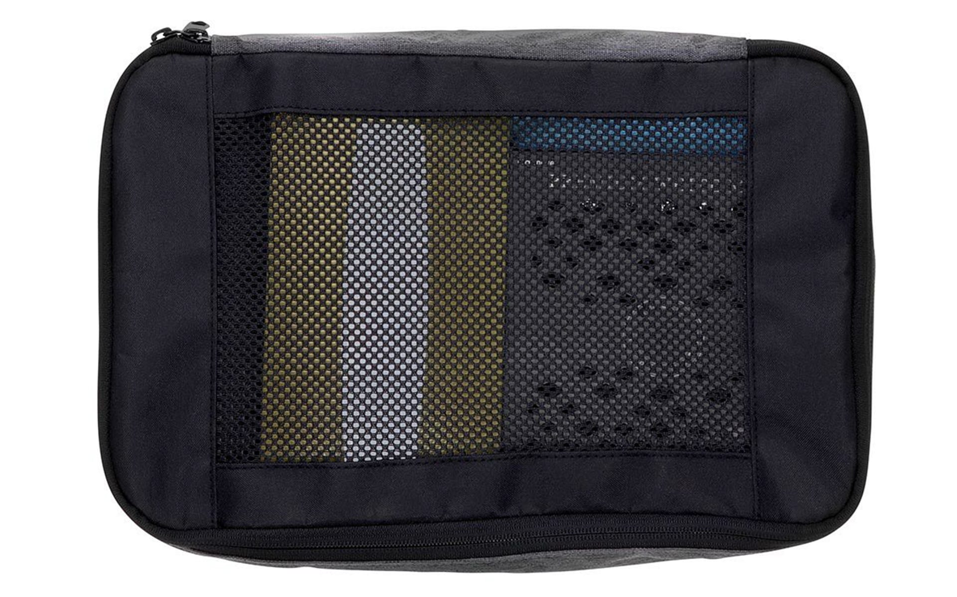 上面はメッシュ構造になっていて、中に何が入っているかが分かりやすく、湿気もこもらない