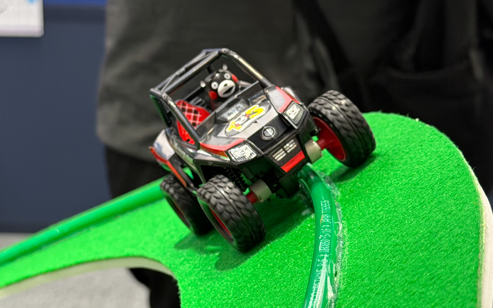 市販のチューブをガイドに周回を続けるトレイルミニ四駆 くまモンバージョン