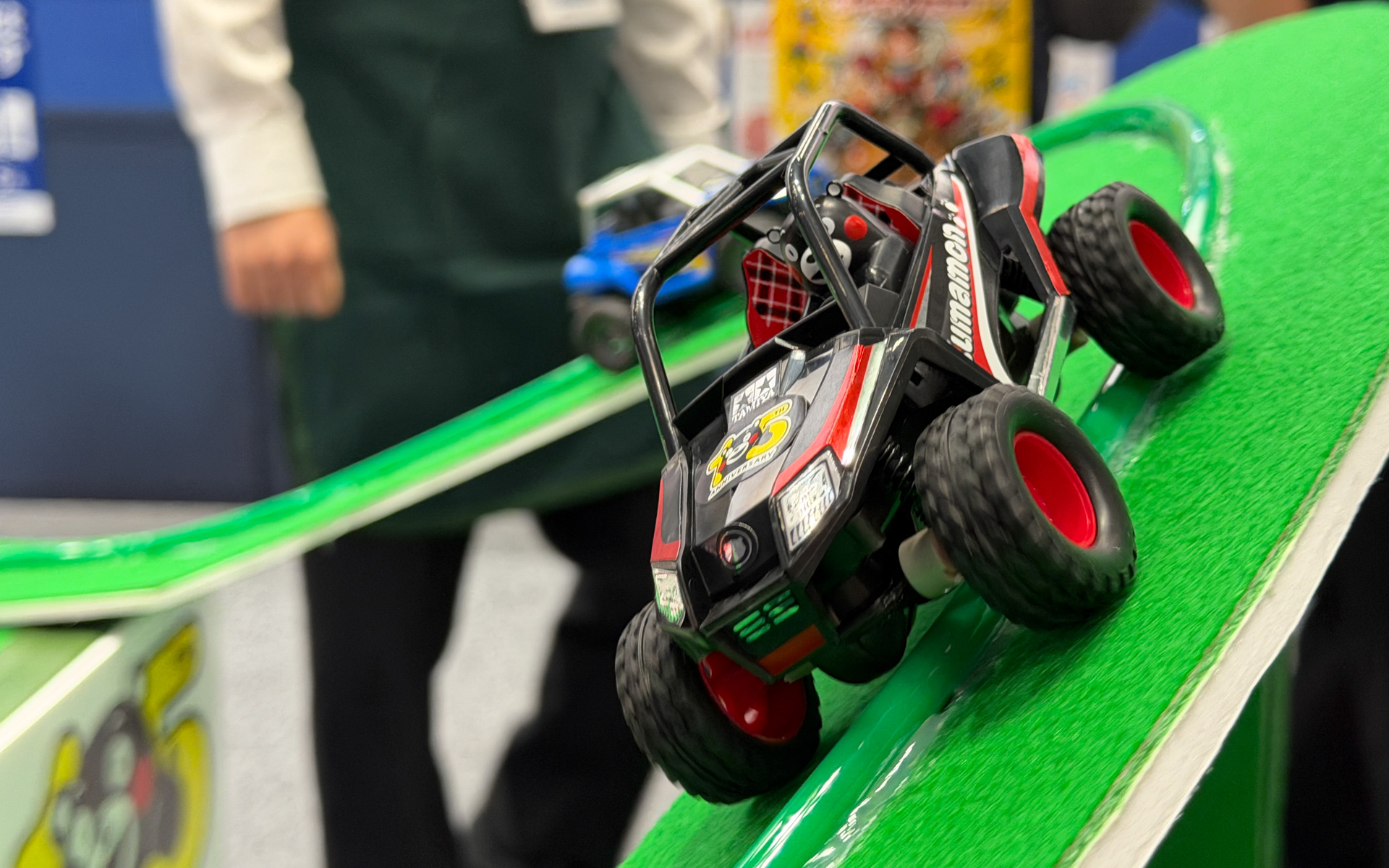 市販のチューブをガイドに周回を続けるトレイルミニ四駆 くまモンバージョン