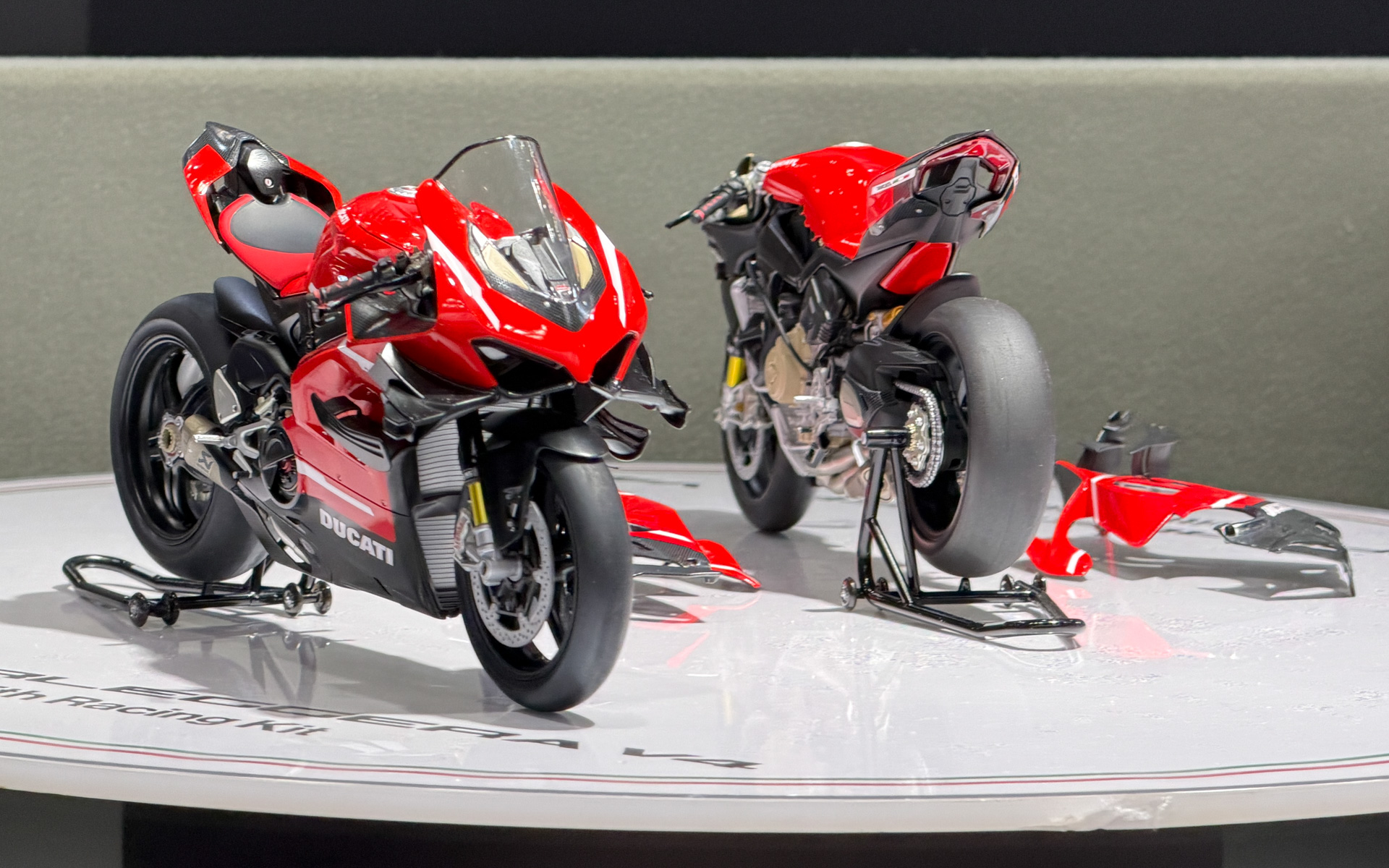 ITEM 14143　1/12 ドゥカティ スーパーレッジェーラV4 with RACING KIT