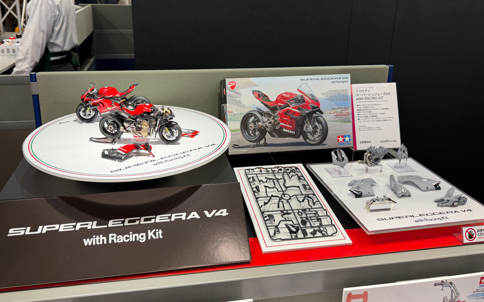 ITEM 14143　1/12 ドゥカティ スーパーレッジェーラV4 with RACING KIT