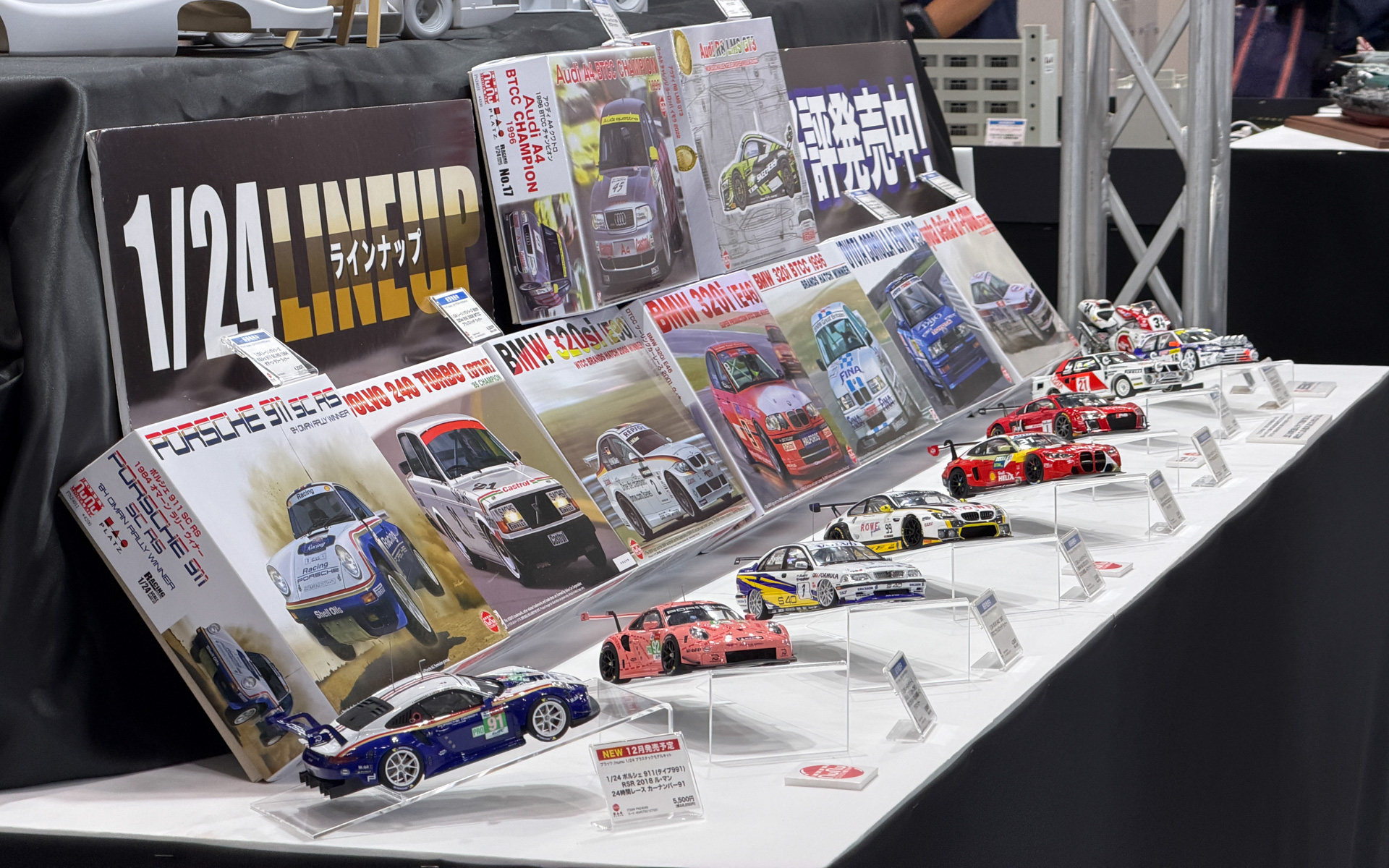 モータースポーツ車両に関連するプラモデルが並ぶ