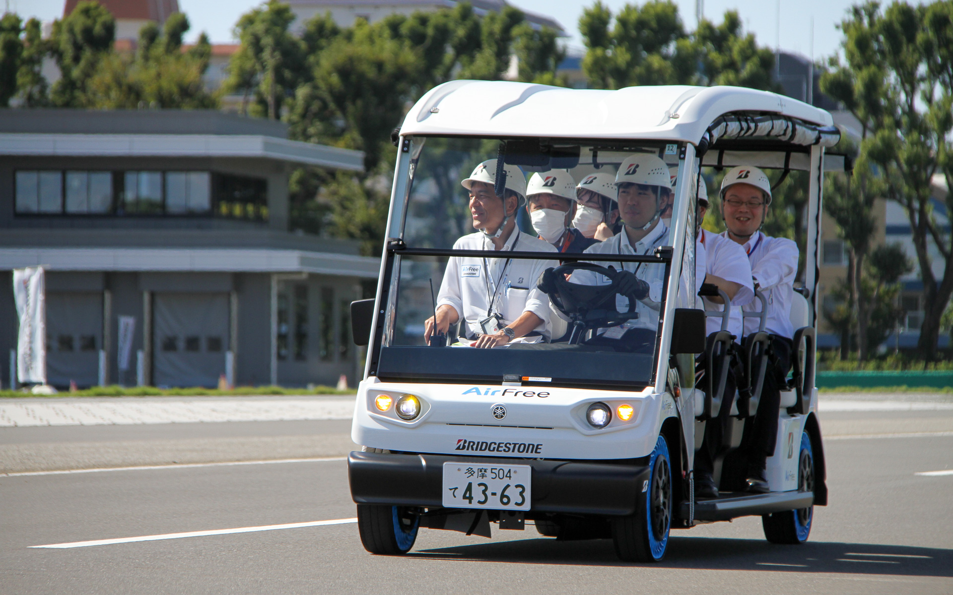 筆者も2台のエアフリー装着車に乗らせていただいたが、通常のタイヤと何の遜色もない乗り心地だっただけに通常履かせているタイヤと比べてみたかったと担当者に伝えたところ、「開発初期段階ではとても硬い乗り心地だったので、通常タイヤと比べてみないと分からないとおっしゃっていただけて感慨深い」との返答