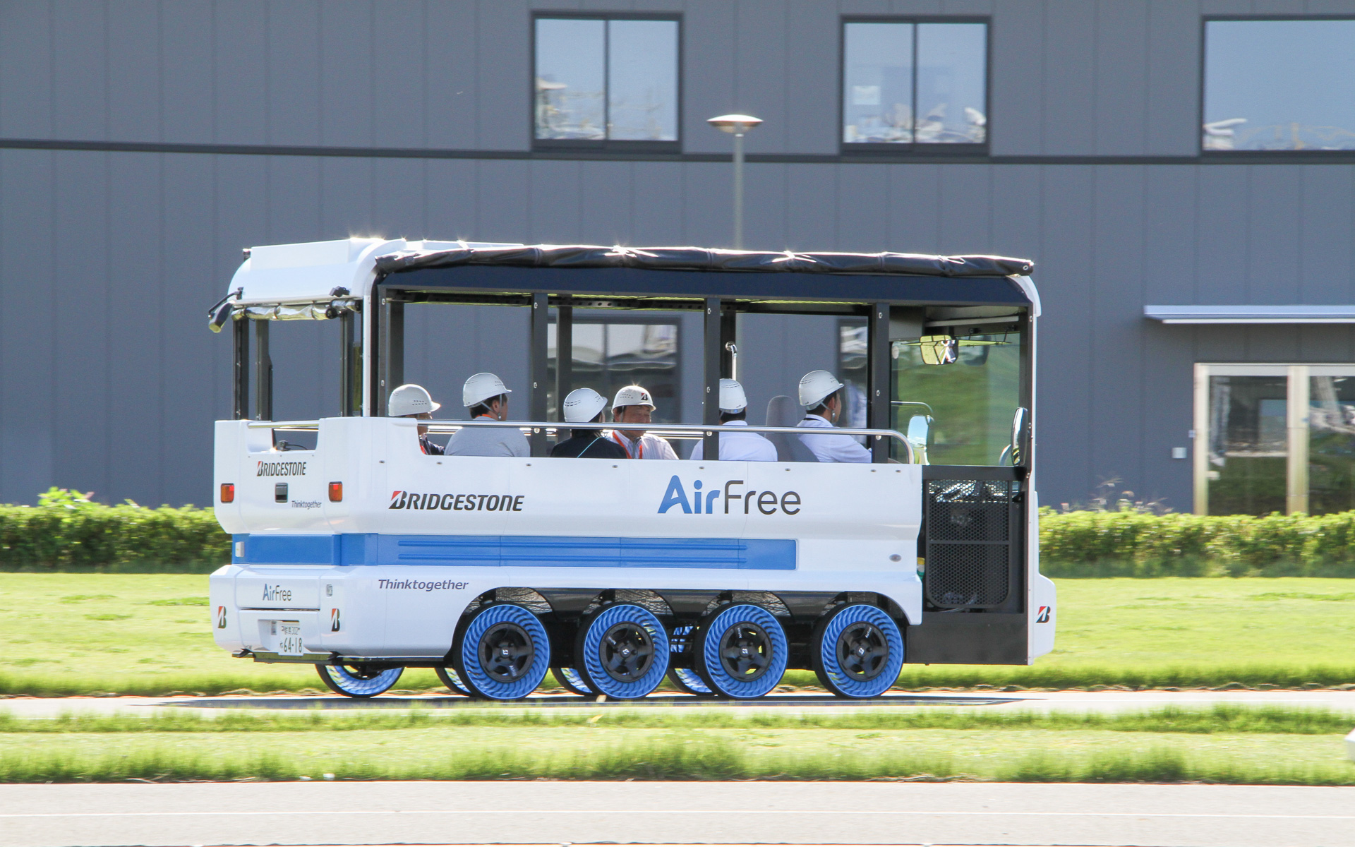 筆者も2台のエアフリー装着車に乗らせていただいたが、通常のタイヤと何の遜色もない乗り心地だっただけに通常履かせているタイヤと比べてみたかったと担当者に伝えたところ、「開発初期段階ではとても硬い乗り心地だったので、通常タイヤと比べてみないと分からないとおっしゃっていただけて感慨深い」との返答