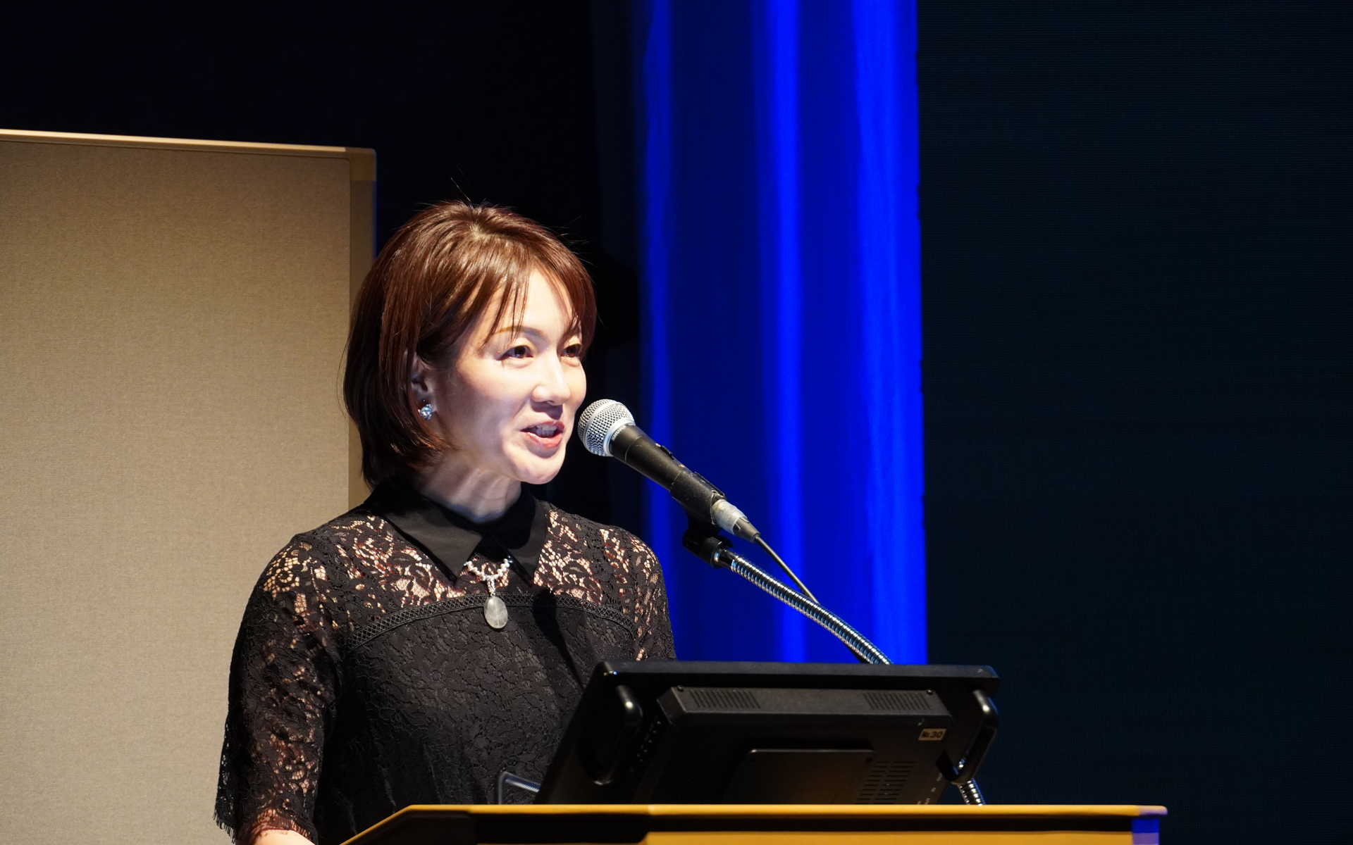 司会進行は日経CNBCキャスター 佐久間あすか氏