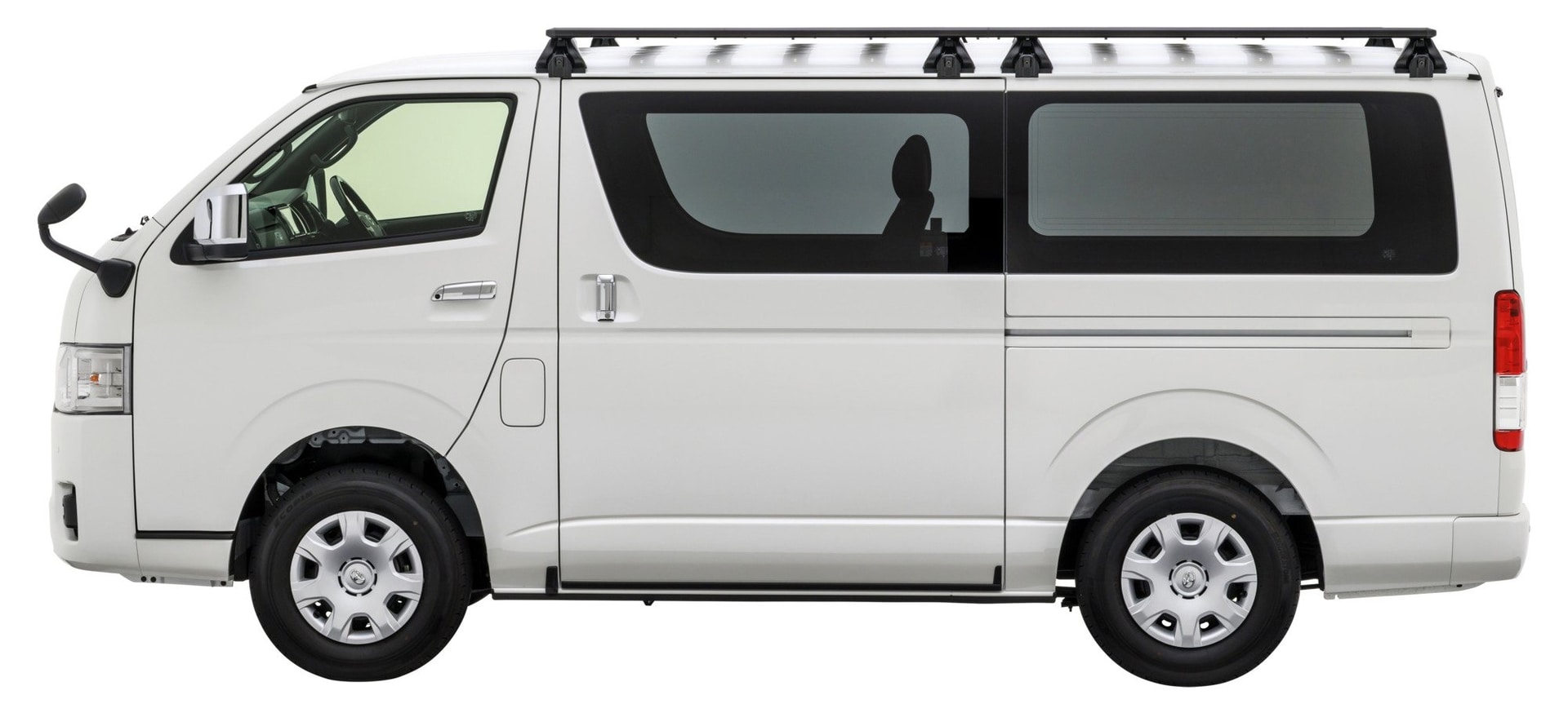 ハイエース用INNO フラットデッキベース（フルサイズ）装着イメージ