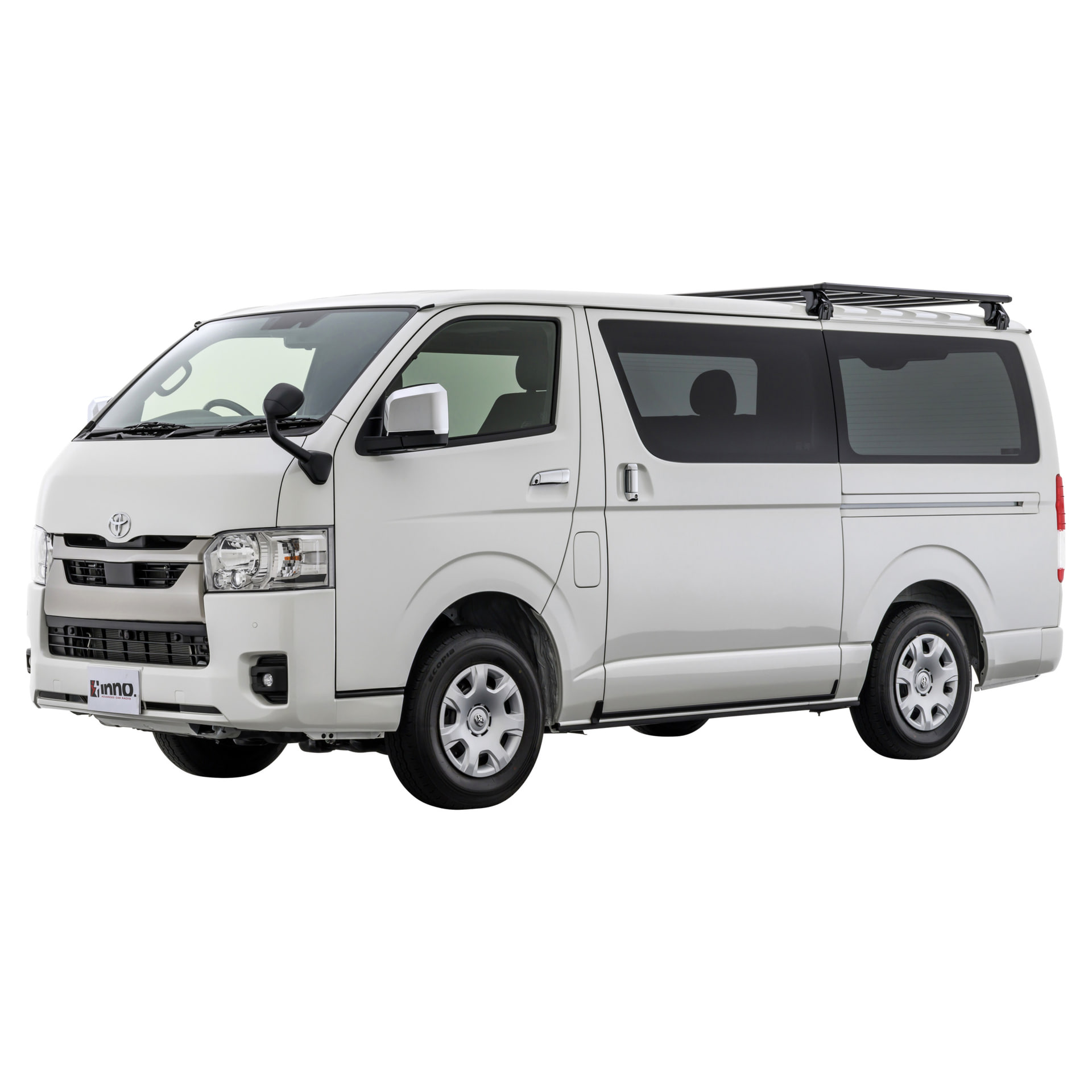 ハイエース用INNO フラットデッキベース・ハーフサイズ装着イメージ