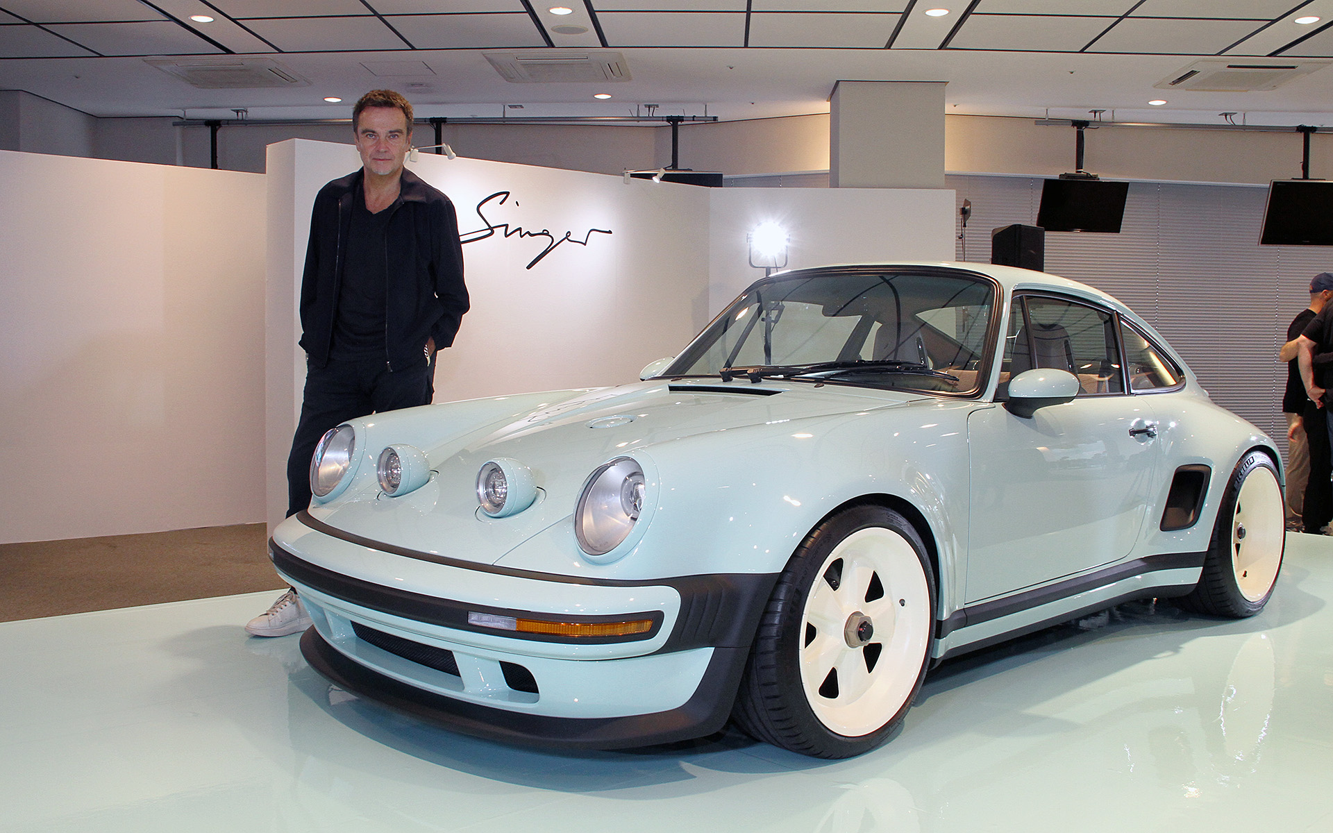 「Porsche 911 Carrera Coupe Reimagined by Singer」を日本初公開（写真はシンガー・ヴィークル・デザイン創業者兼会長のロブ・ディキンソン氏）