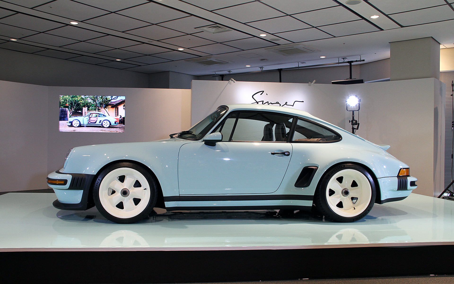 オリジナルのタイプ964モノコックをベースに、レッドブル・アドバンスド・テクノロジーズと共同でシャシーを強化