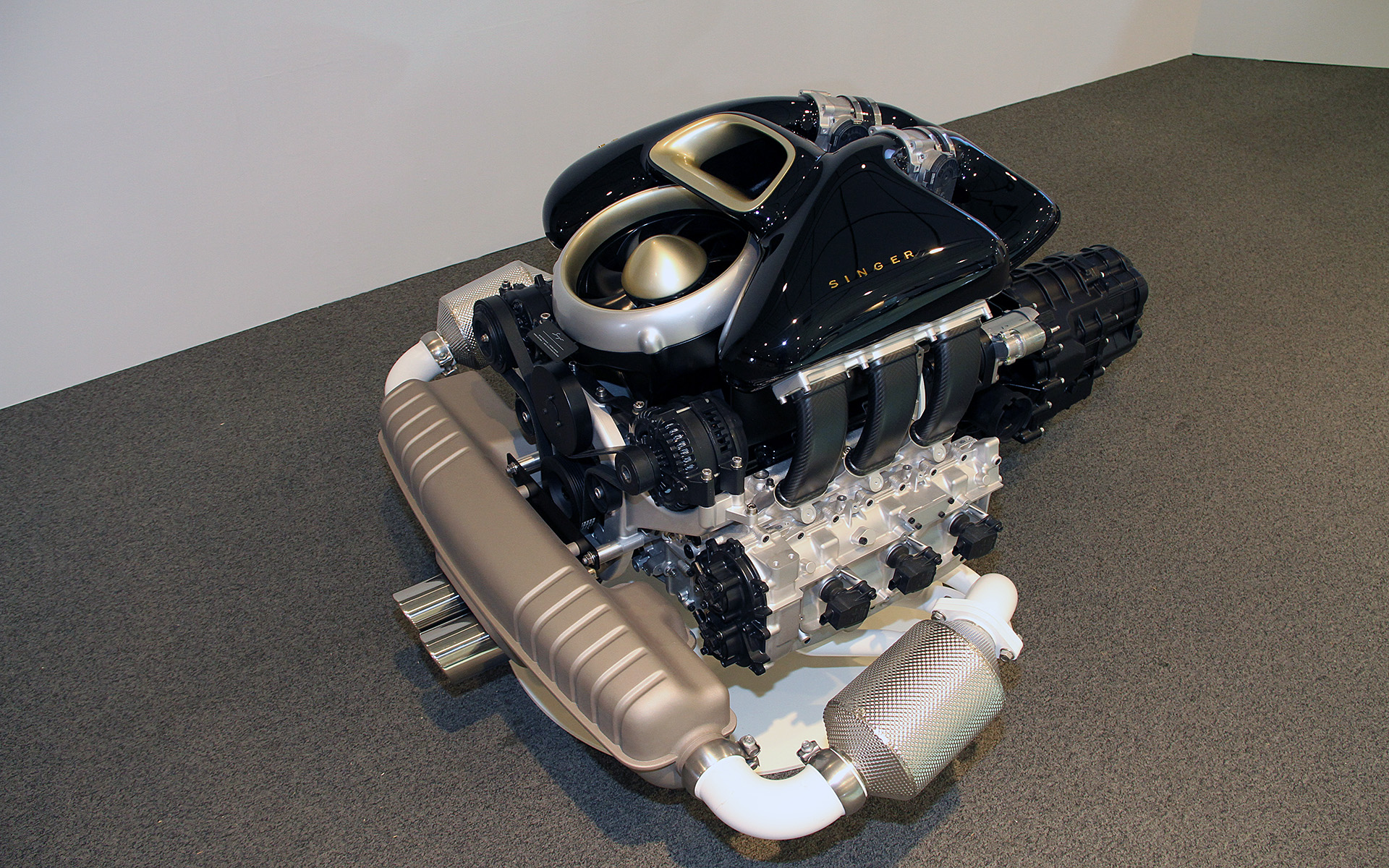 最新空冷エンジンは可変バルブタイミングとともに、水冷シリンダーヘッドと空冷シリンダーのハイブリッド構造を採用。ファンの位置は従来から変更され、電子制御式にすることでより効率的な冷却を実現したという