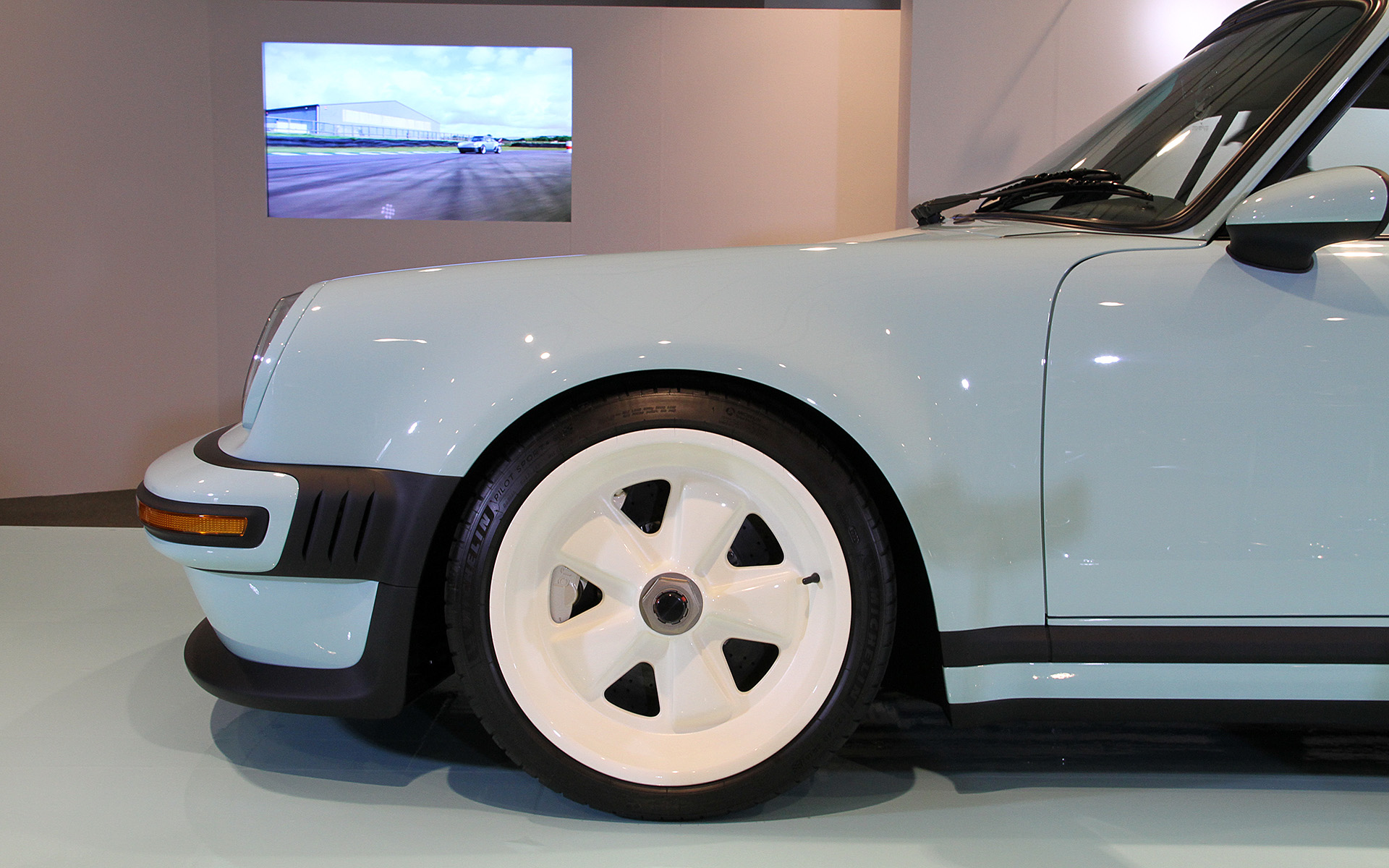 足まわりには電子制御ダンピングコントロールを備えた4ウェイ・リモート調整式ダンパーを採用