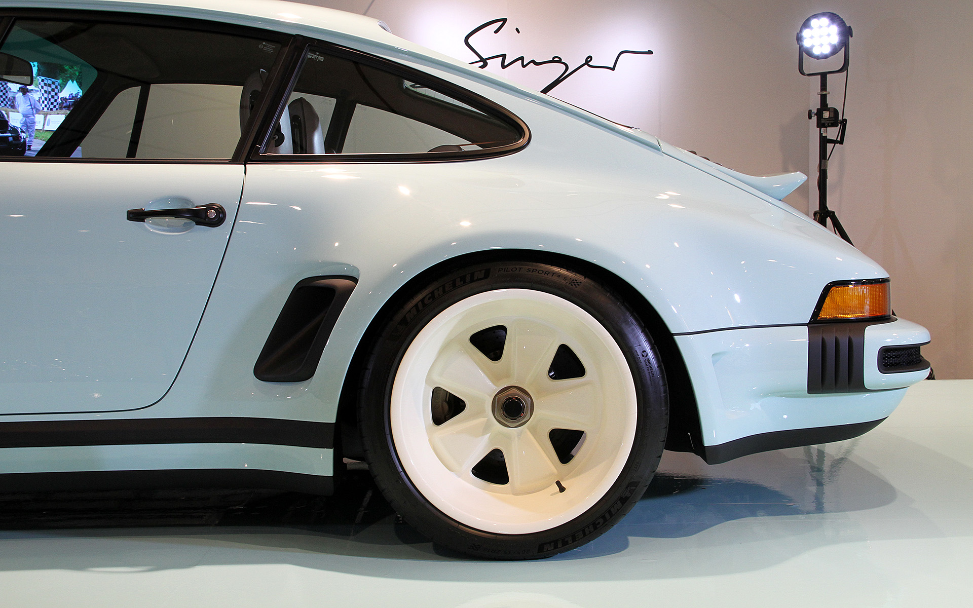 足まわりには電子制御ダンピングコントロールを備えた4ウェイ・リモート調整式ダンパーを採用