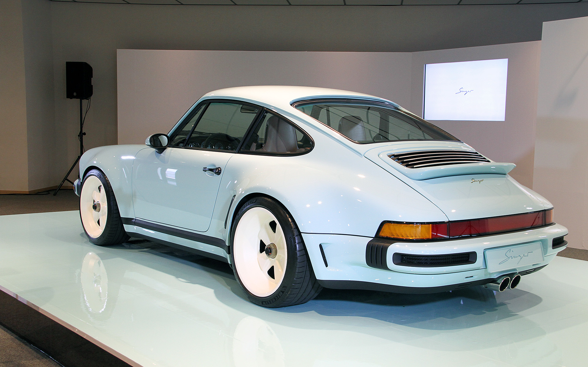 オリジナルのタイプ964モノコックをベースに、レッドブル・アドバンスド・テクノロジーズと共同でシャシーを強化