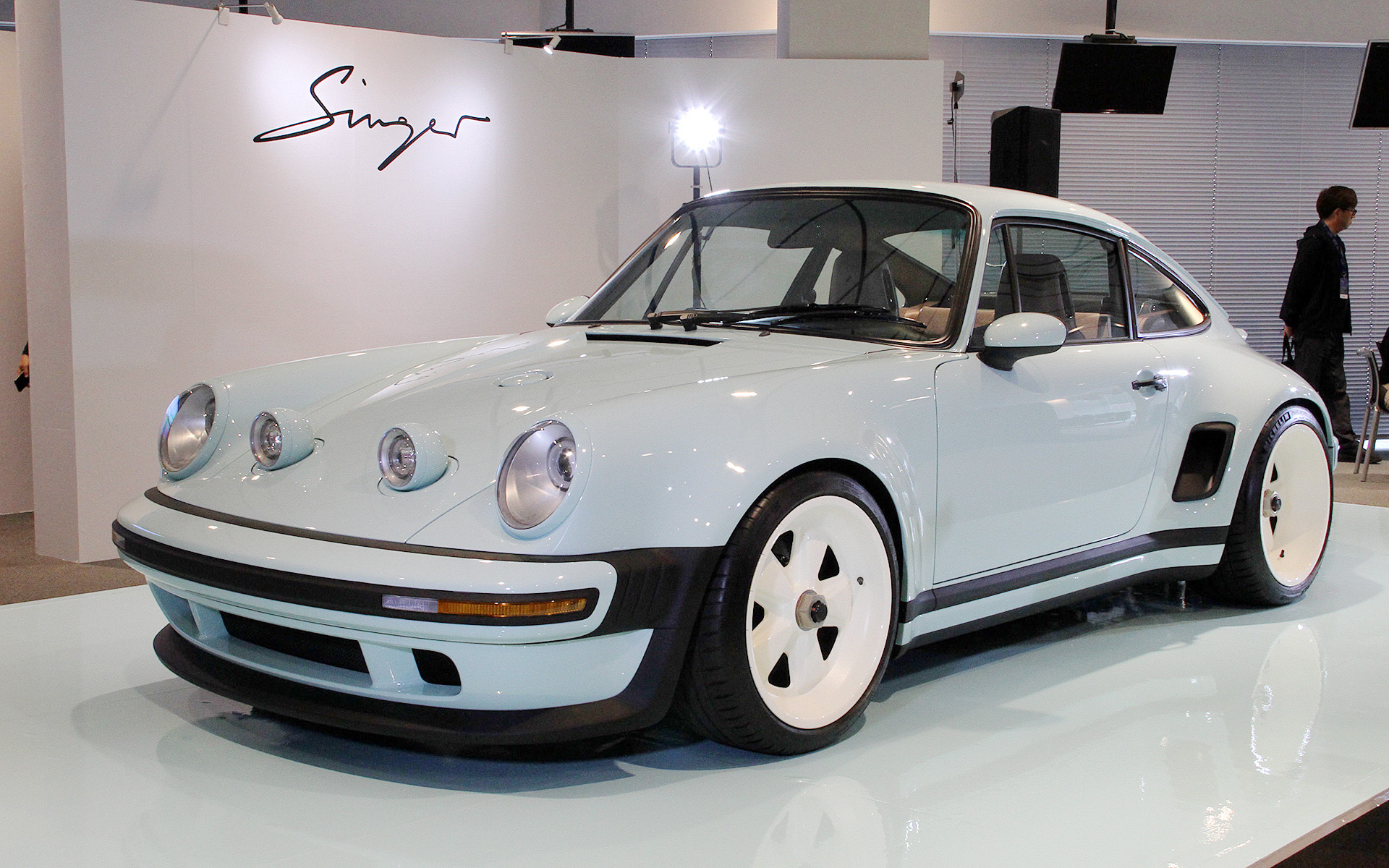 オリジナルのタイプ964モノコックをベースに、レッドブル・アドバンスド・テクノロジーズと共同でシャシーを強化