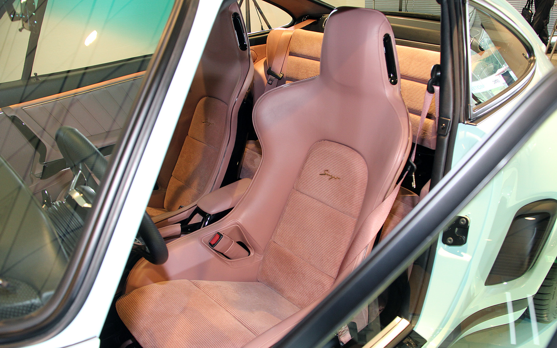 インテリアでは洗練されたスポーツラグジュアリーの世界観を表現した