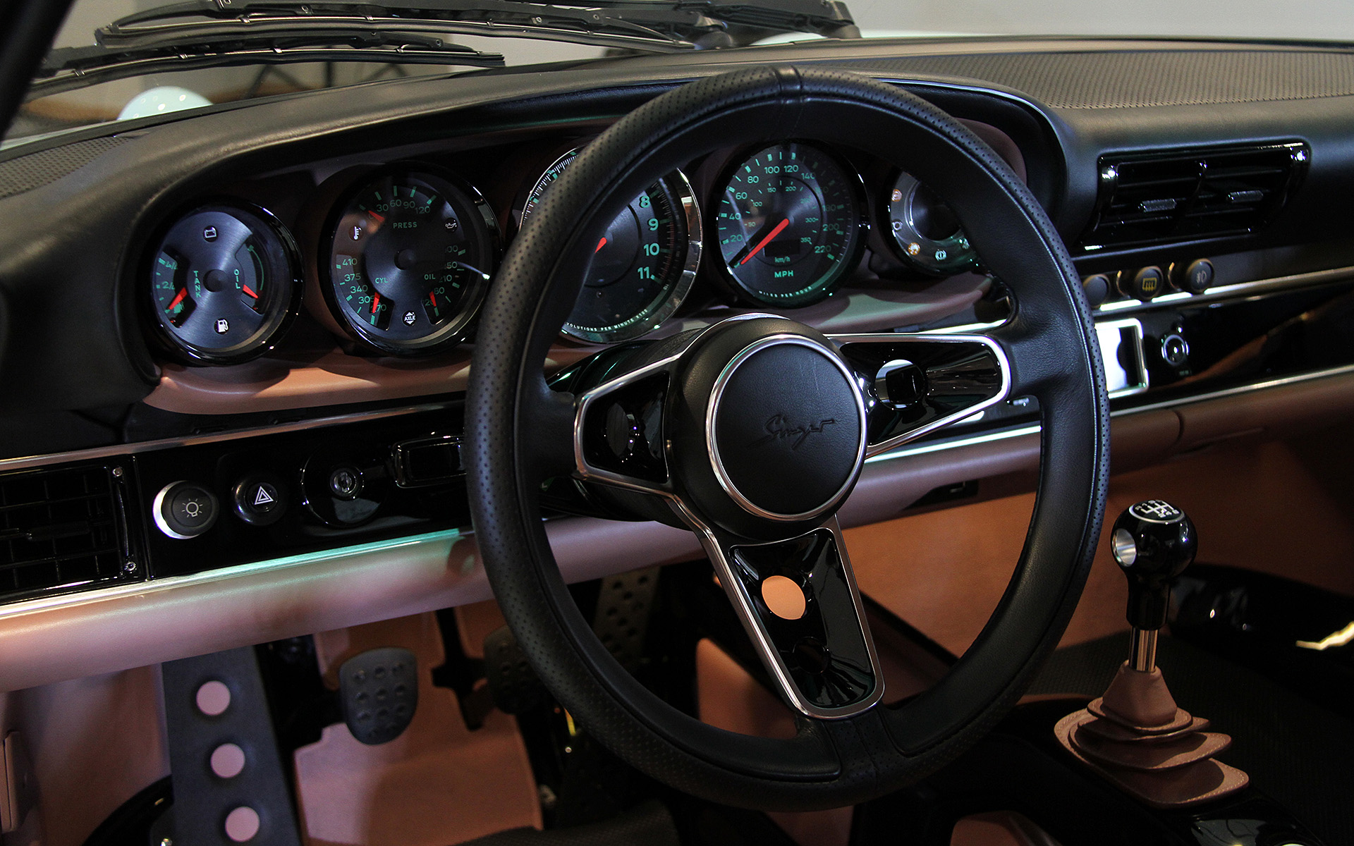 インテリアでは洗練されたスポーツラグジュアリーの世界観を表現した