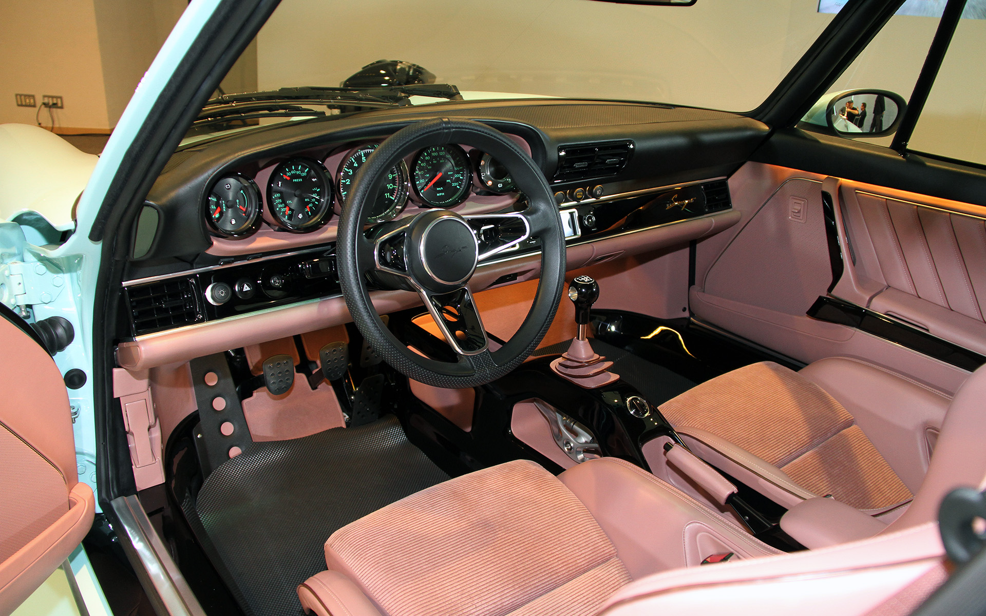 インテリアでは洗練されたスポーツラグジュアリーの世界観を表現した