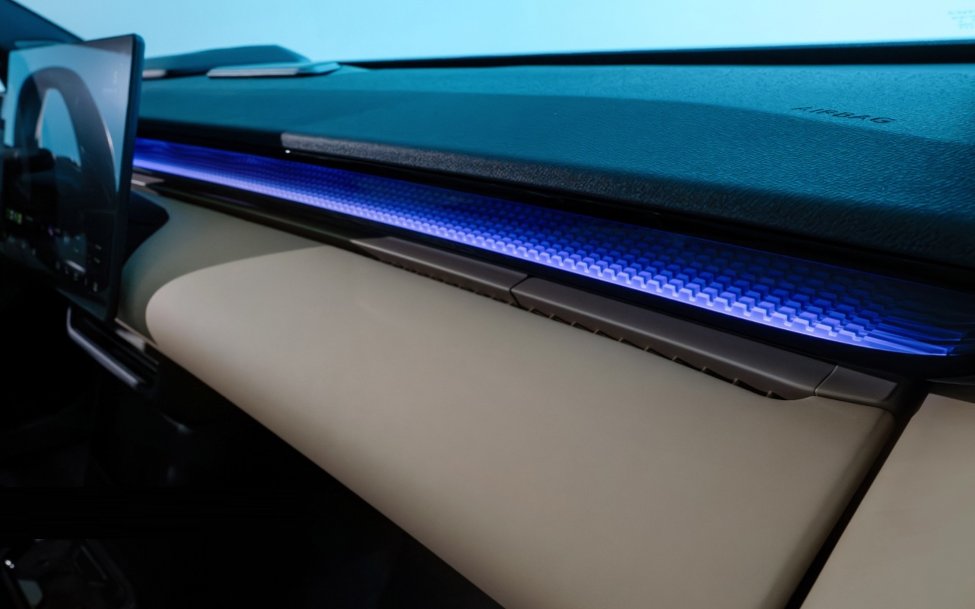 Lynk＆CoのZ20に搭載されているインフィニティライトを展示