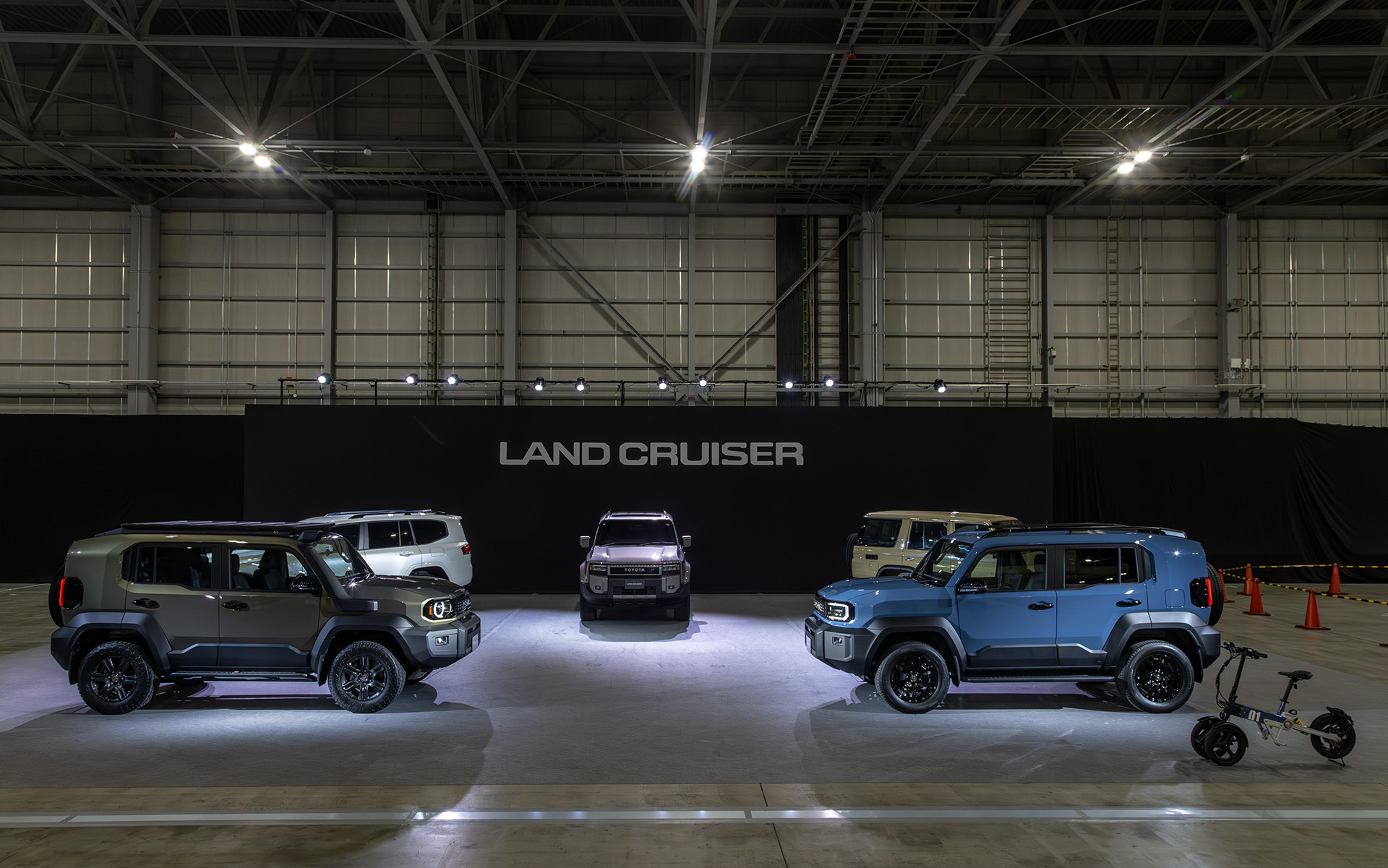 新型ランドクルーザーFJを加えた、ランドクルーザー300、250、70。ランドクルーザーも群で商品を展開していく