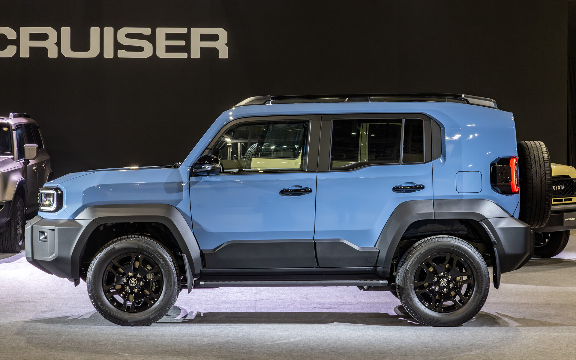 新型「ランドクルーザー“FJ”」のサイドシルエット。リアは絞り込まれており、空力面への配慮が行なわれている