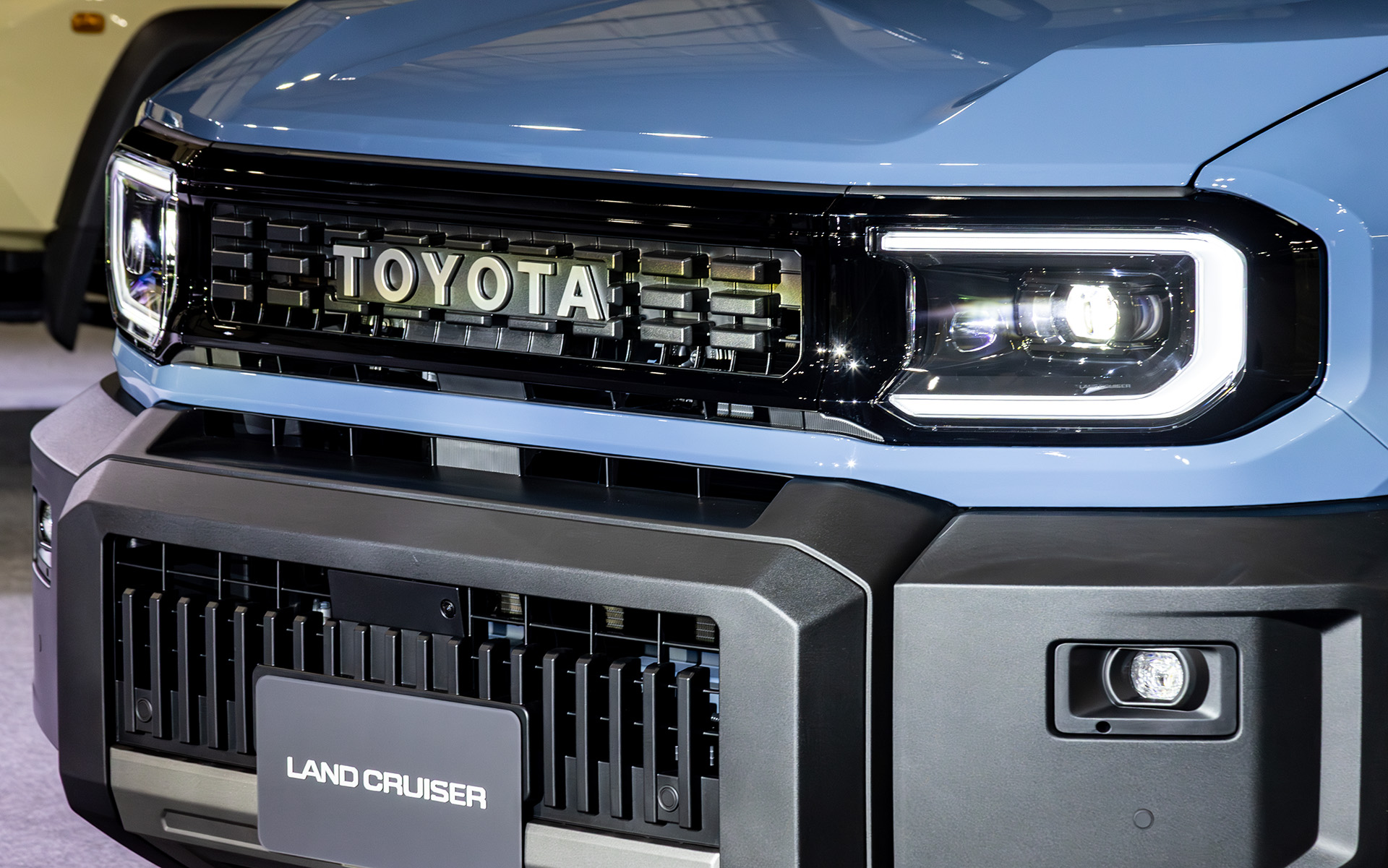 ランドクルーザーらしい無骨なフロントグリル。バンパーまわりは別体式となっており、破損時の部品交換コストを下げている