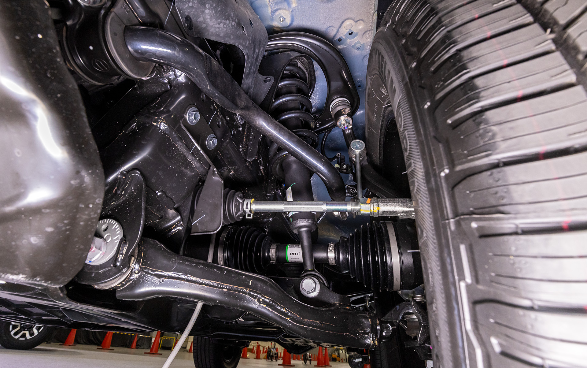 フロントサスペンションは、ダブルウイッシュボーン式