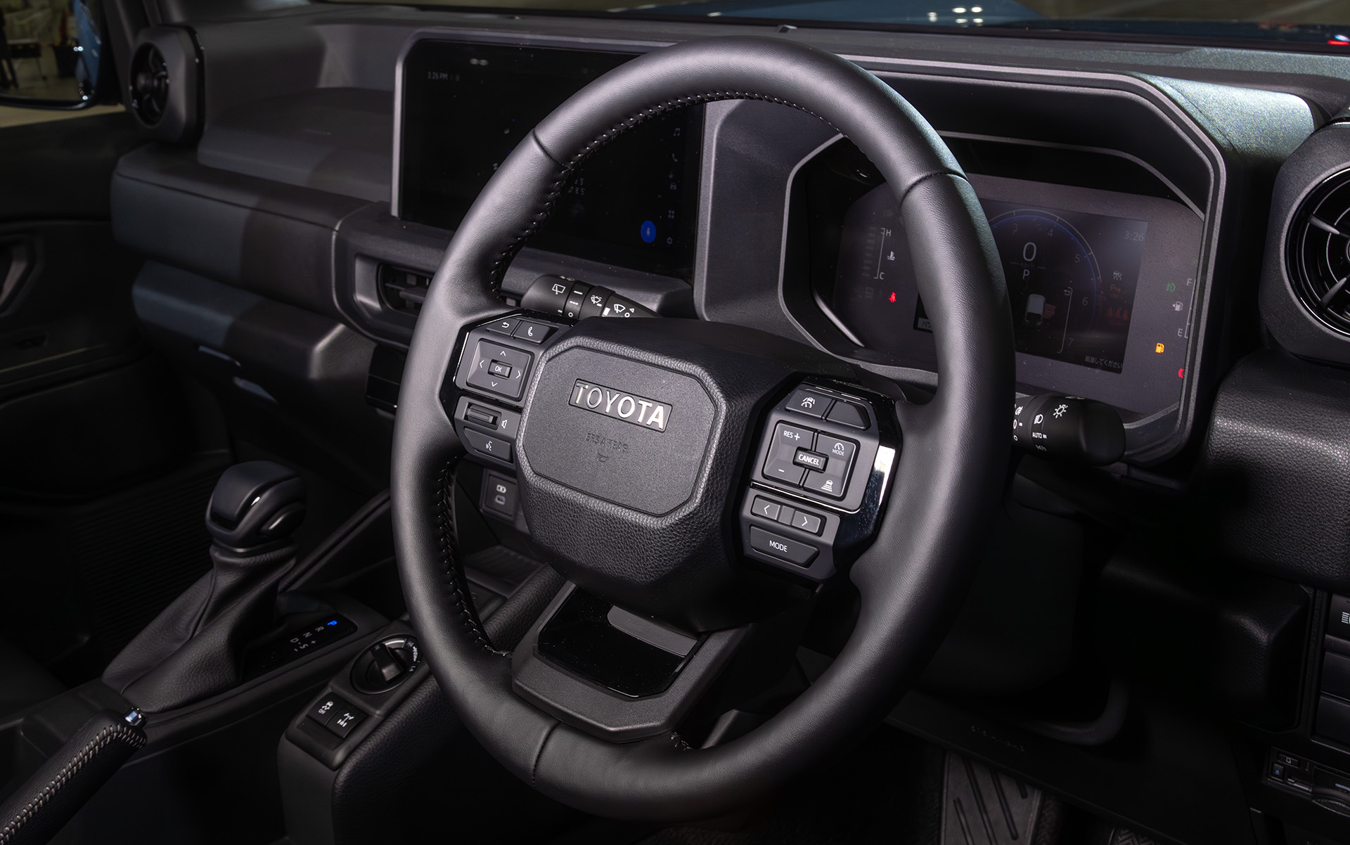 ステアリングまわり。スイッチ類も操作しやすいハードスイッチを備える