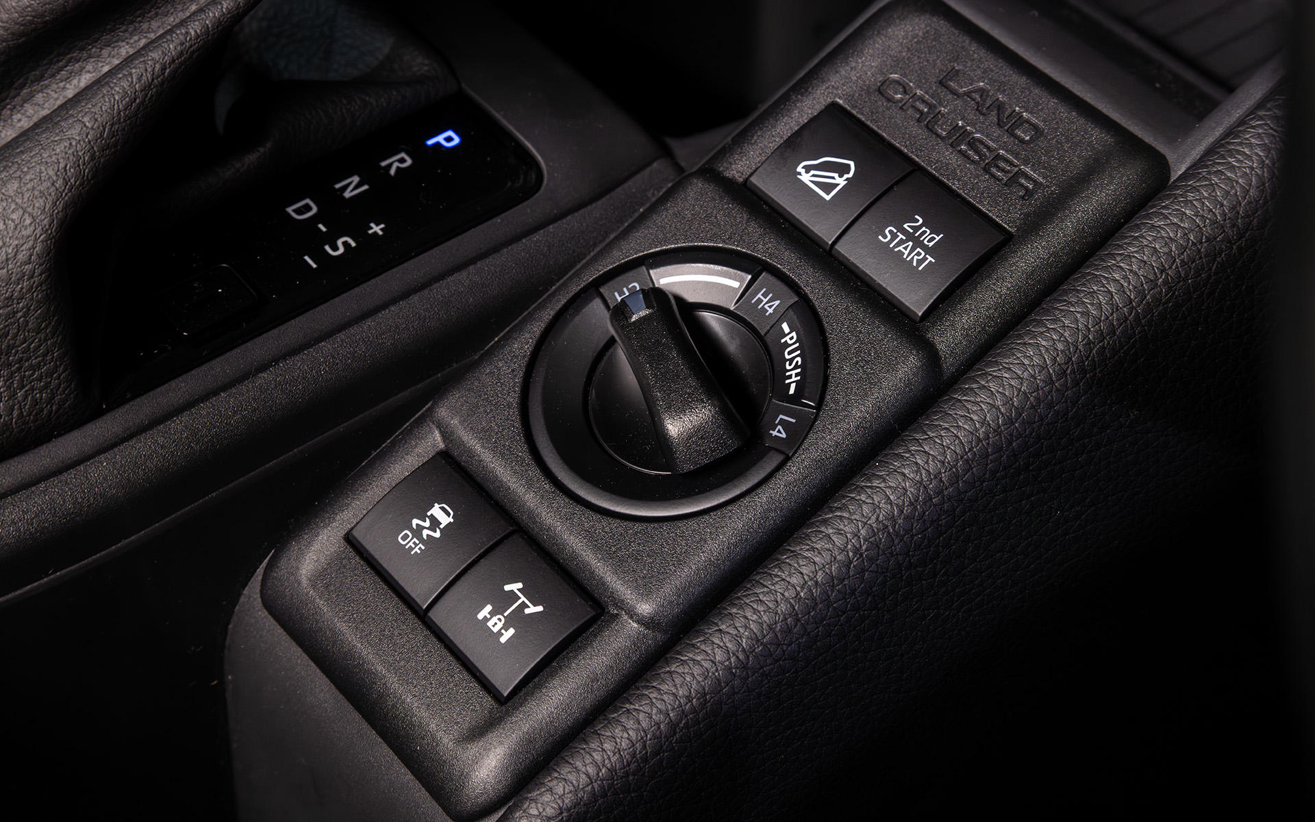 パートタイム4WDの駆動方式切り替えダイヤル。リアデフロック機構も備える