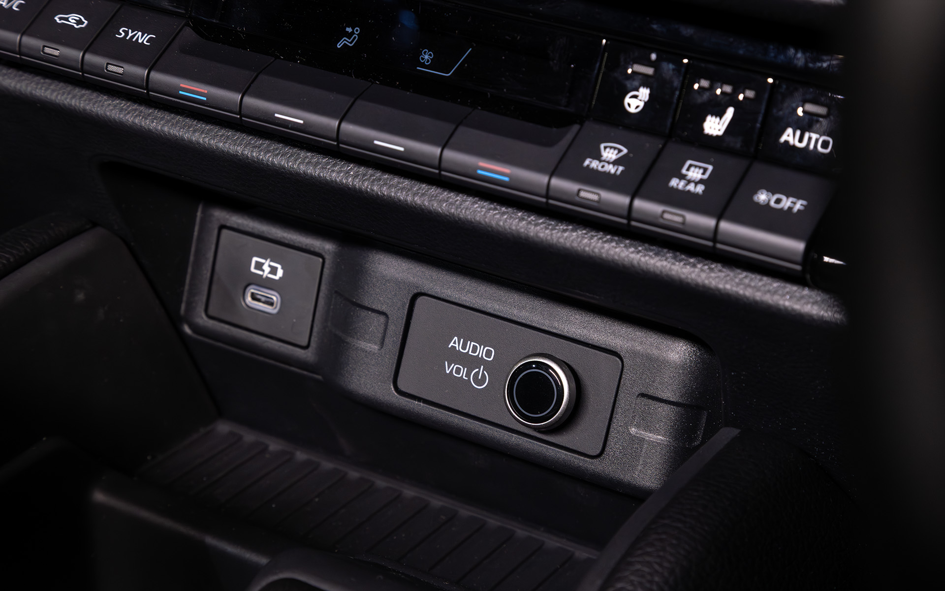 オーディオのON/OFFやボリューム操作もハードスイッチで、スイッチ＆ダイヤルを備える