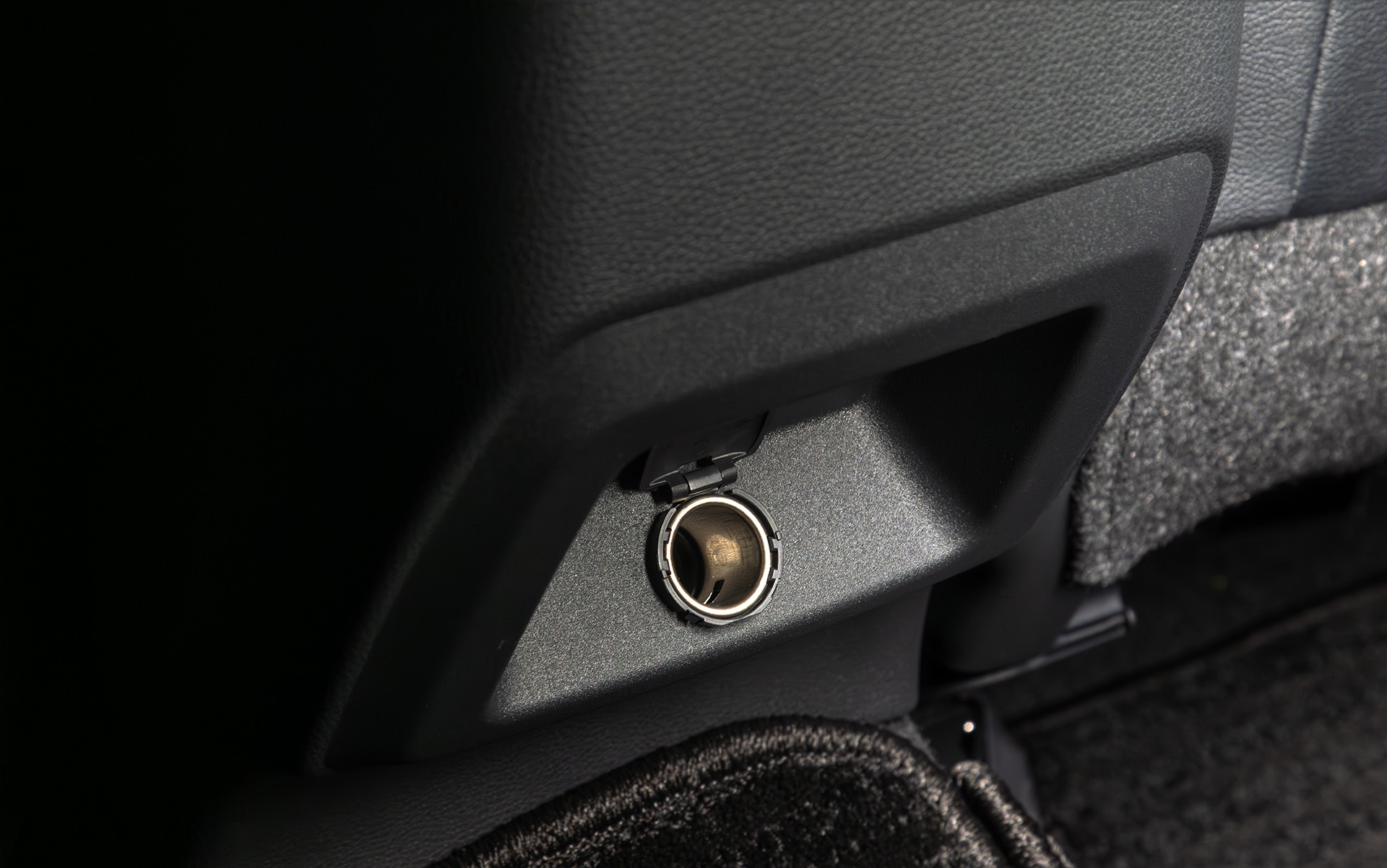 前席にUSB-C端子、後席にDC12Vソケットを備える