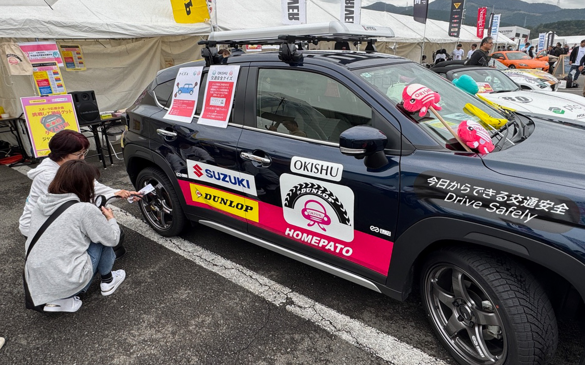 新たにOKISHU号となったスズキ・フロンクスに履かせたダンロップの次世代オールシーズンタイヤ「シンクロウェザー」を使って、1日目はセーフティドライビングインストラクターの戎（えびす）南子さん、2日目は私がタイヤ空気圧チェック体験を行ないました