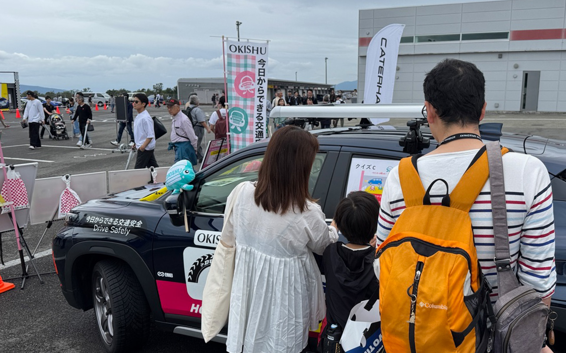 フロンクスの車体には、お子様向けの交通安全クイズラリーを設置。みんな一生懸命考えてくれて、嬉しかった〜。3問正解したお子様には、OKISHUオリジナルの交通安全ブック「くるくる交通安全大作戦」をプレゼントしました