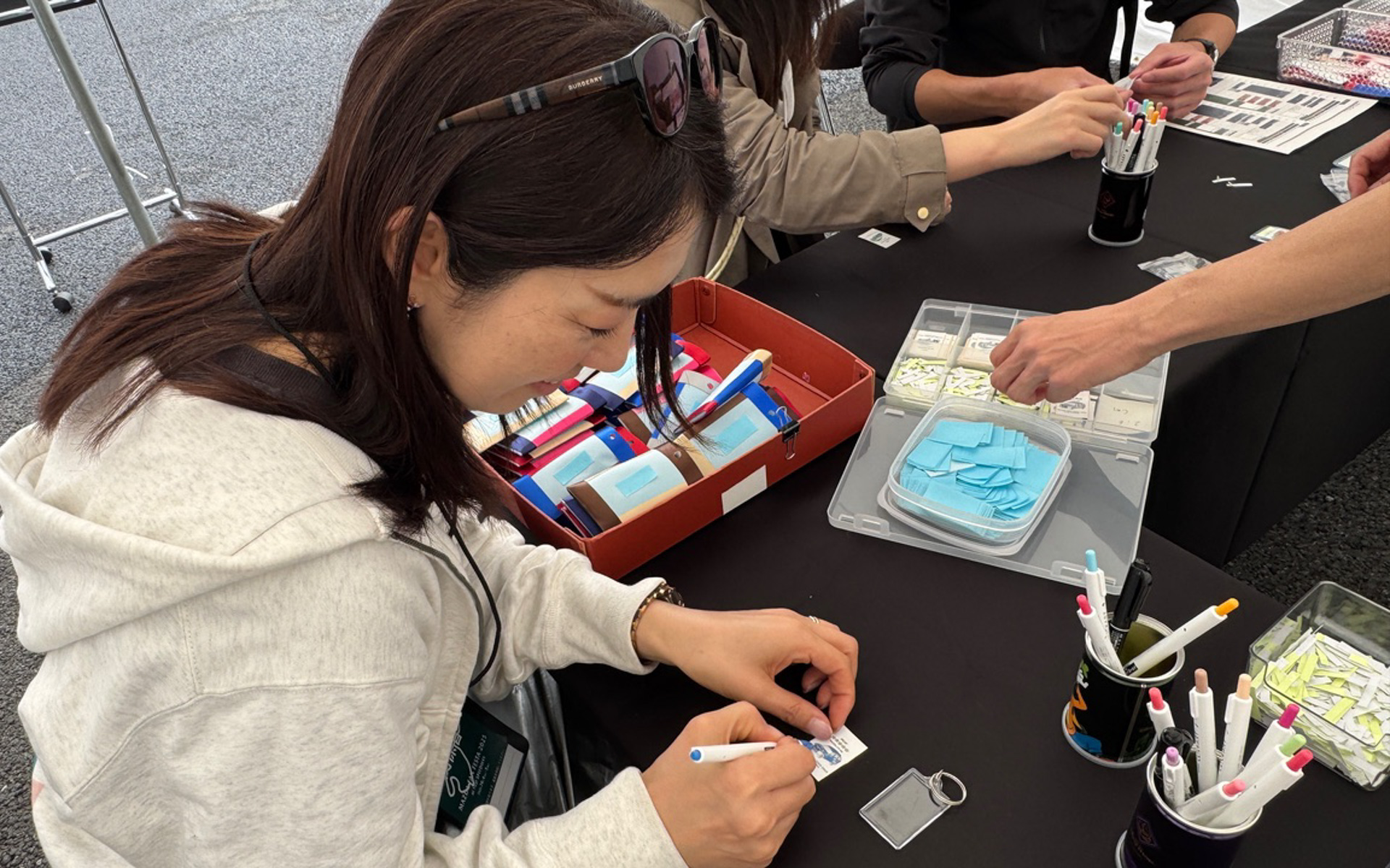 マツダファンフェスタの数ある体験コンテンツの中から、エアバッグの生地を再利用してつくるオリジナルおまもり＆キーホルダー作りにトライしてみました