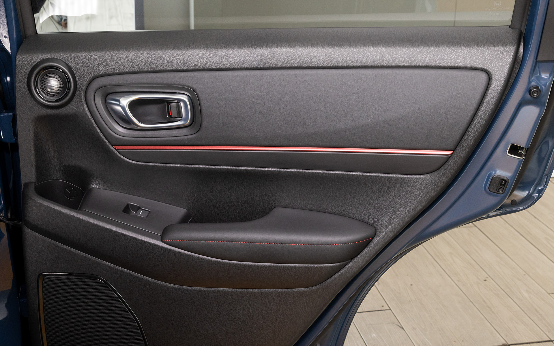 後席のドアライニングもレッドカラーで統一