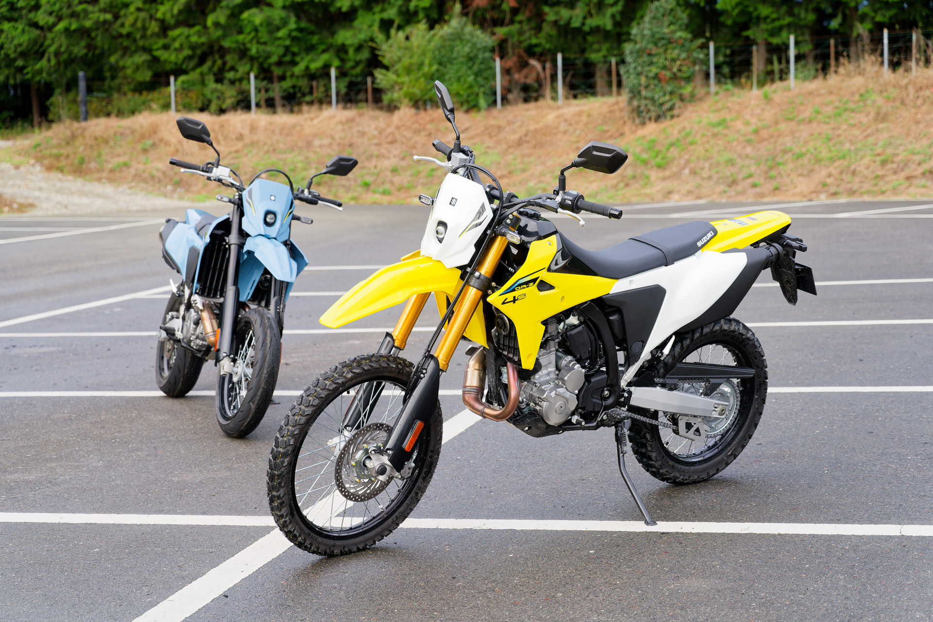 スズキから発売されたスーパーモトモデルの新型「DR-Z4SM」（左）、デュアルパーパスモデルの新型「DR-Z4S」（右）