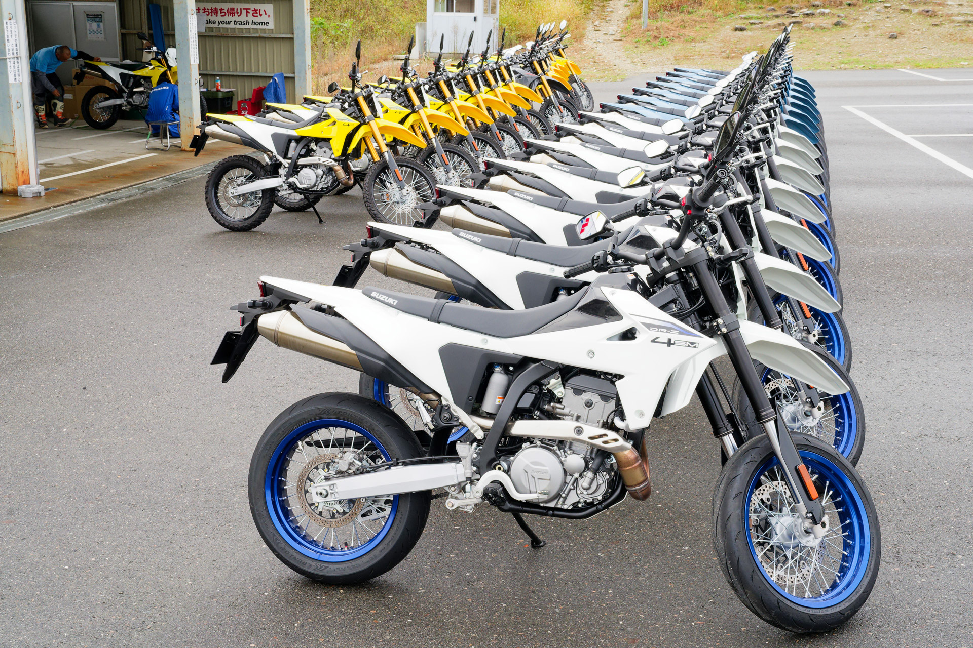 試乗用に30台用意されたDR-Z4SMとDR-Z4S