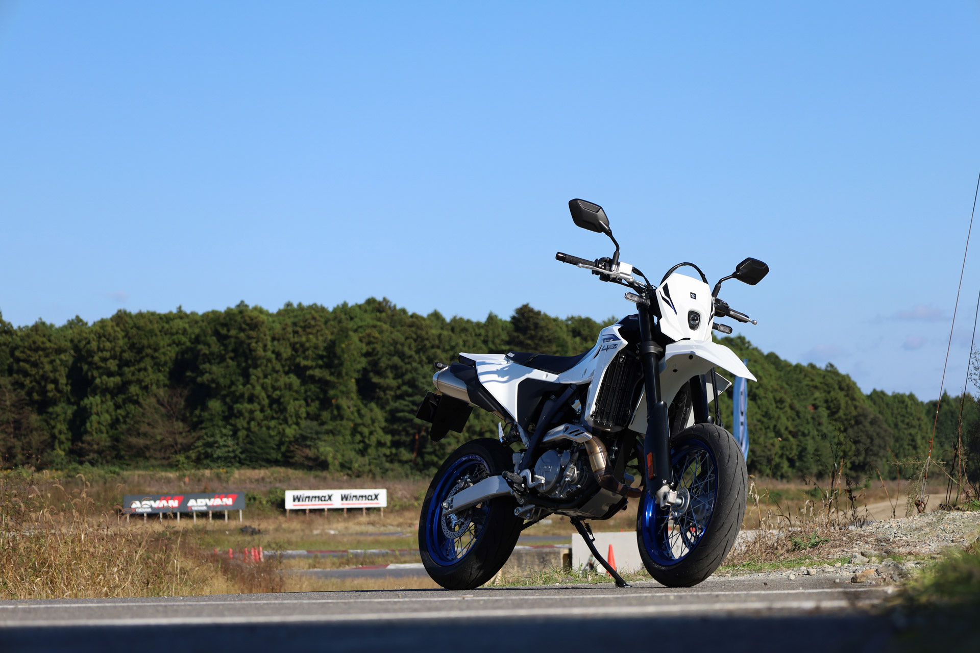 スーパーモトモデルの新型「DR-Z4SM」