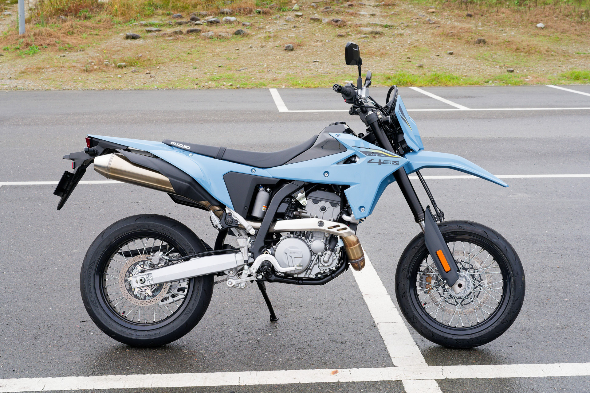 車体右側（車体色はスカイグレー）