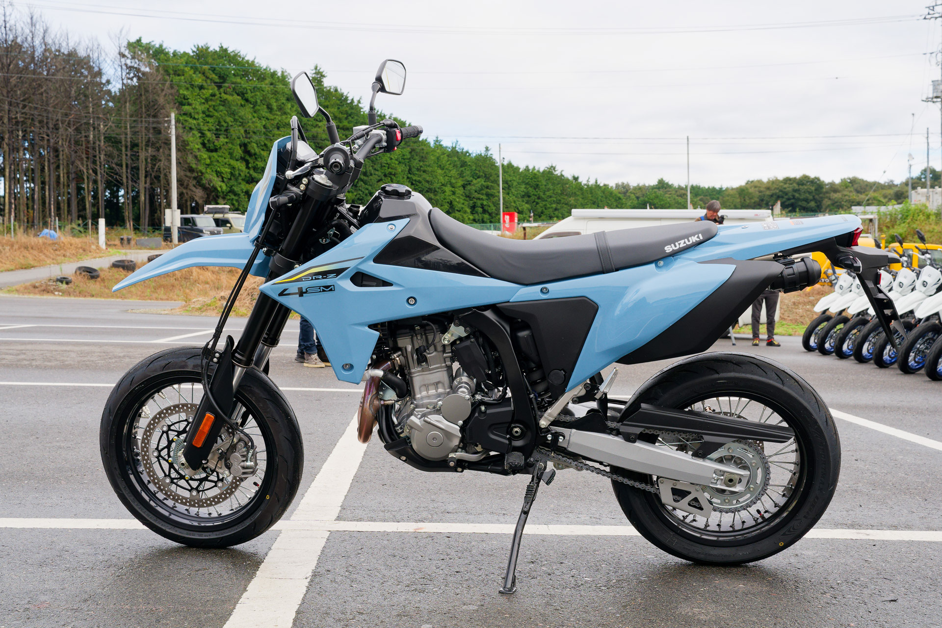 車体左側。タイヤは前後とも17インチ、チューブタイプ