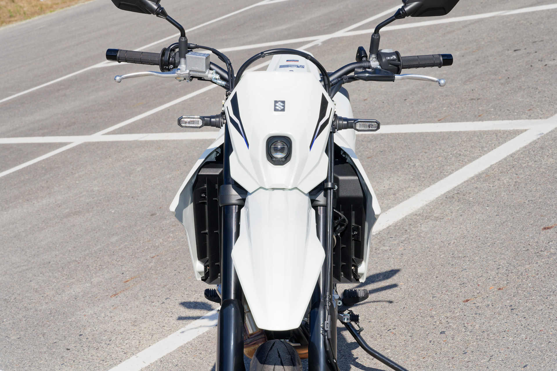 フロントフェイス。小型・軽量のバイファンクションLEDヘッドランプを搭載