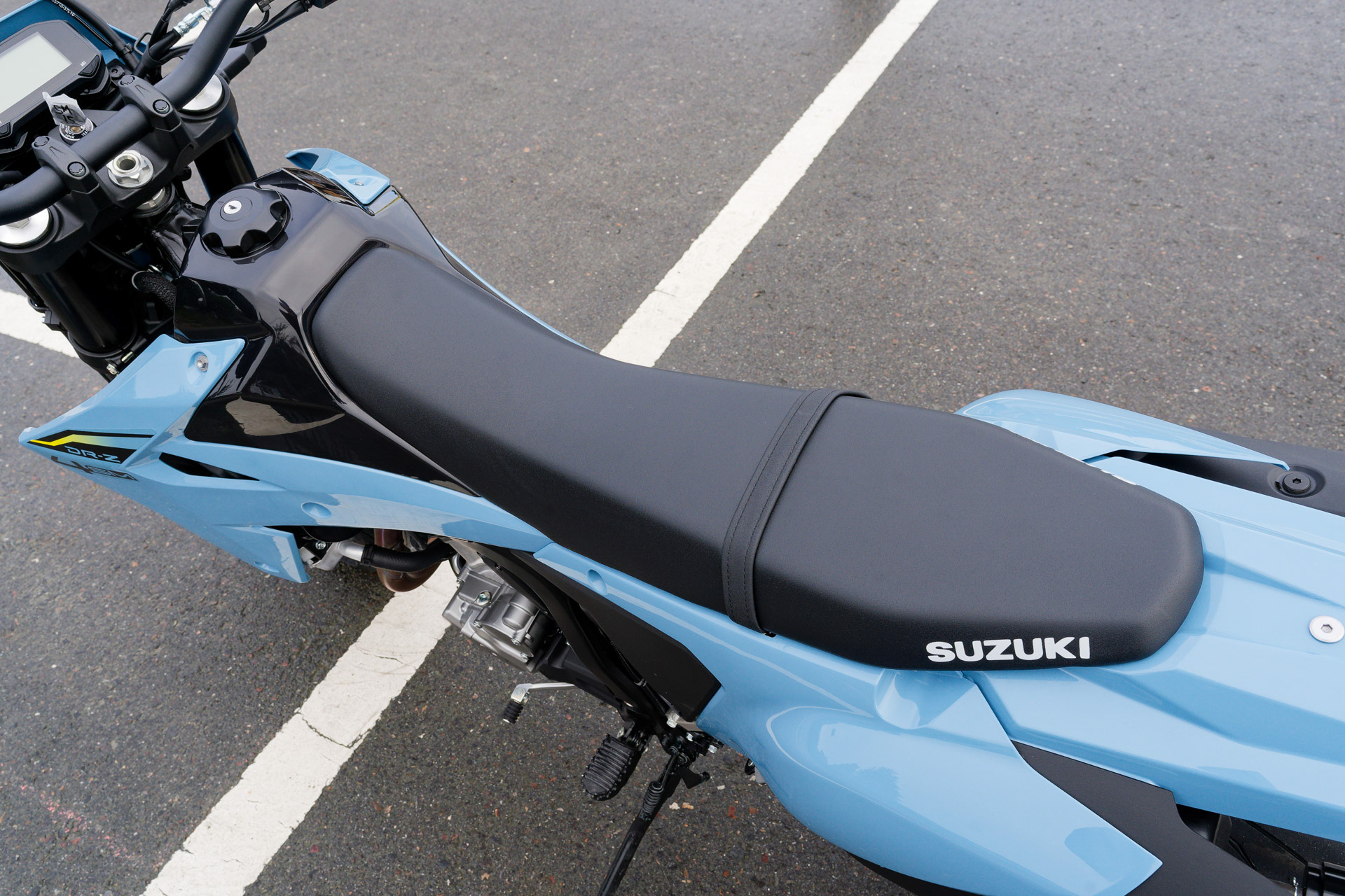 やや細身で厚みのあるシートを採用