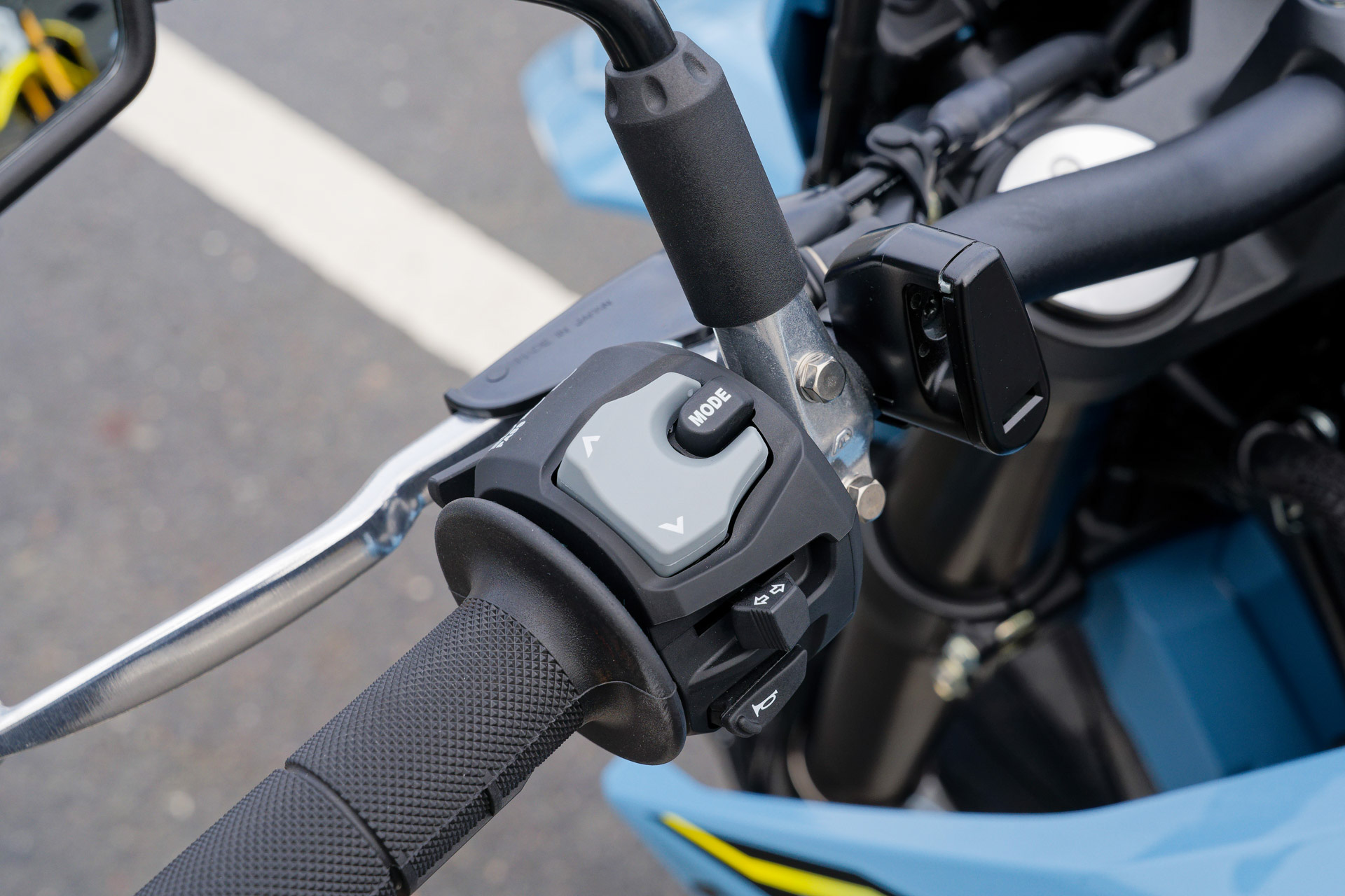 ハンドル左にモード切替などを行なうスイッチ