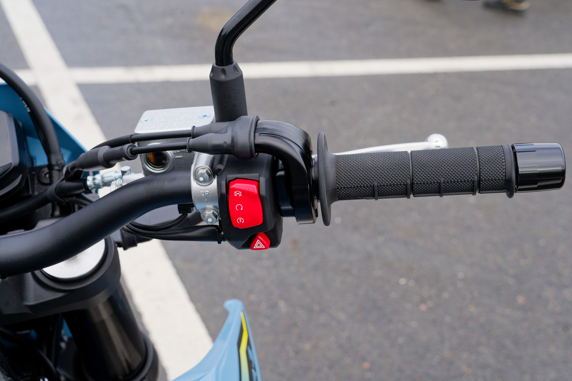 ハンドル右。ライド・バイ・ワイヤ式電子制御スロットルとなる