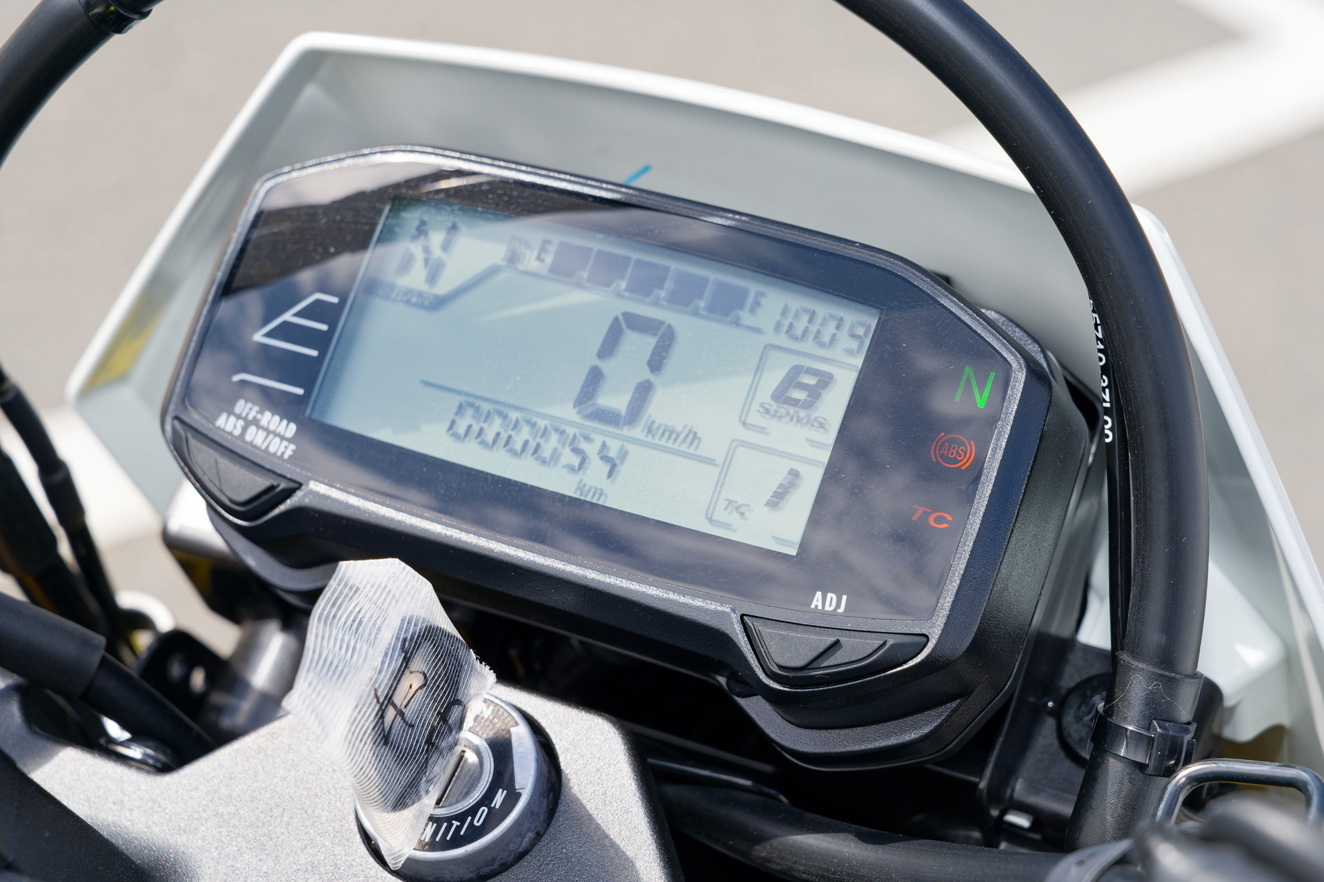 メーターは視認性を考慮して白黒LCD液晶を採用