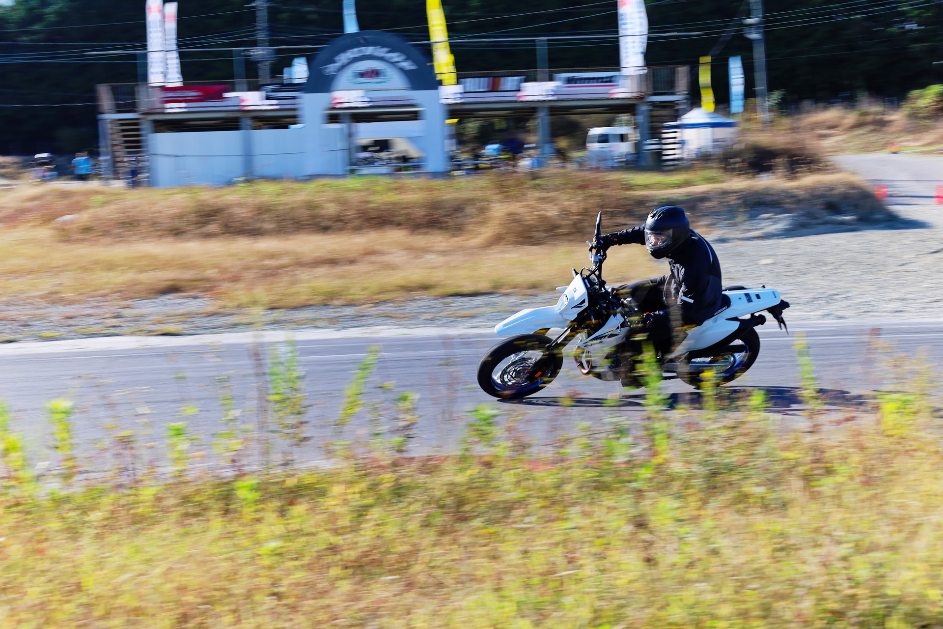 「DR-Z4SM」を試乗したコースは、つくるまサーキット那須のターマックコース